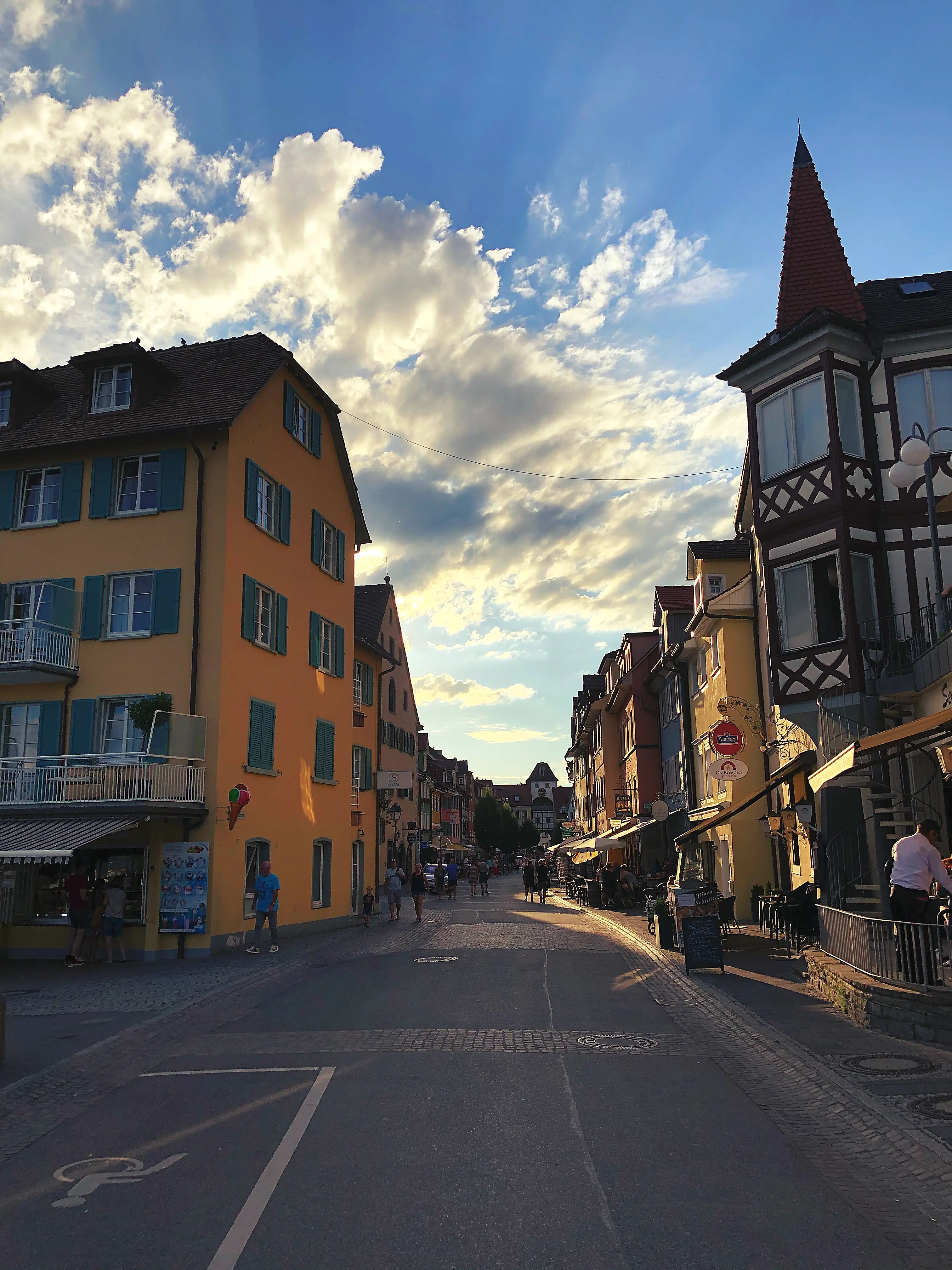 Die letzten Meter des Ausflugs führen durch die Altstadt Meersburgs oder entlang der Uferpromenade Richtung Fähranleger.
