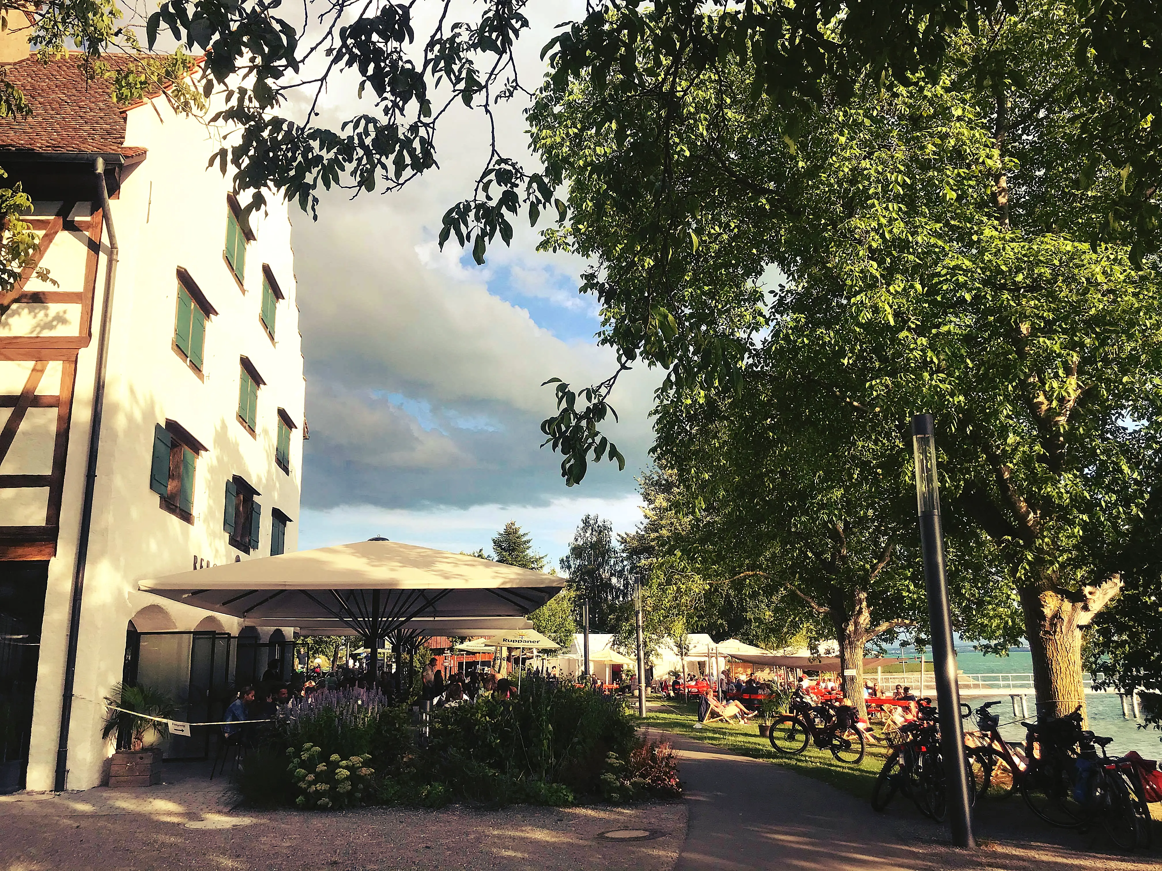 Auf dem Rückweg Richtung Meersburg kommt man am Biergarten und Restaurant des Rebguts Haltnau vorbei. Direkt am Bodenseeufer gelegen, kann man sich hier wunderbar stärken.