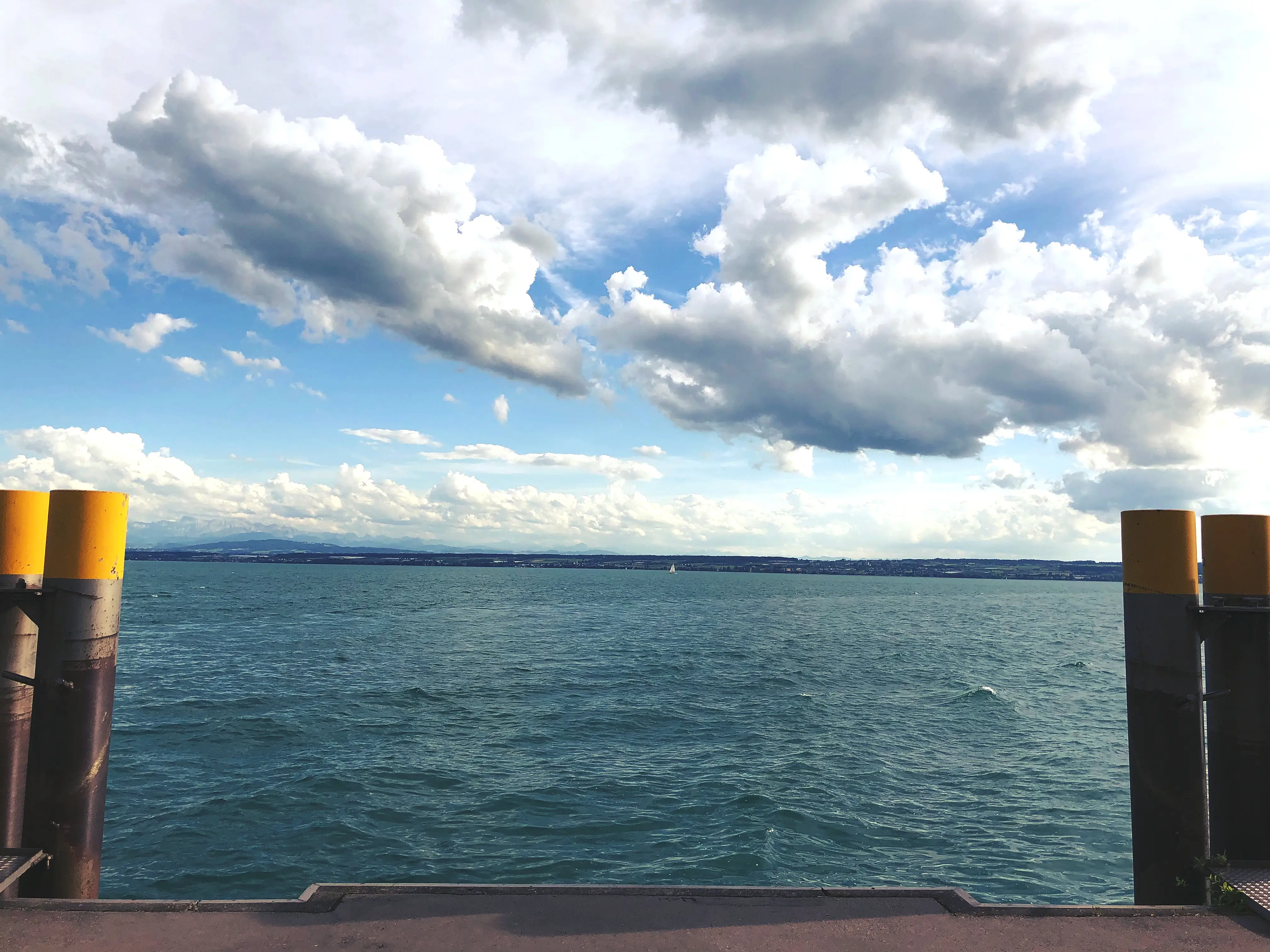 Am Schiffsanleger in Hagnau ist man den Bodensee ganz nah und hat einen perfekten Ausblick.