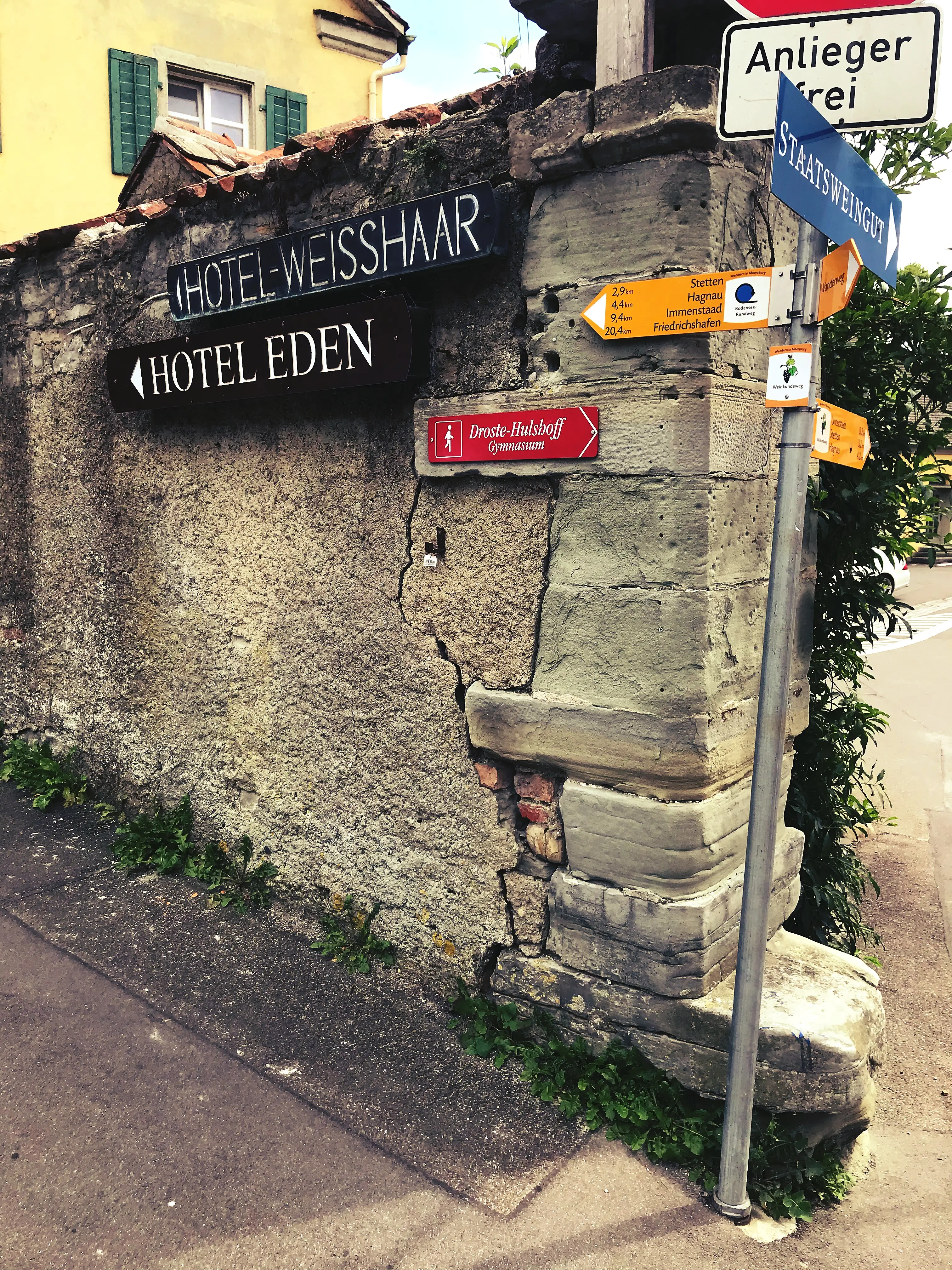Der erste Abschnitt des Ausflugs führt durch ein ruhig gelegenes Wohngebiet von Meersburg am Bodensee.