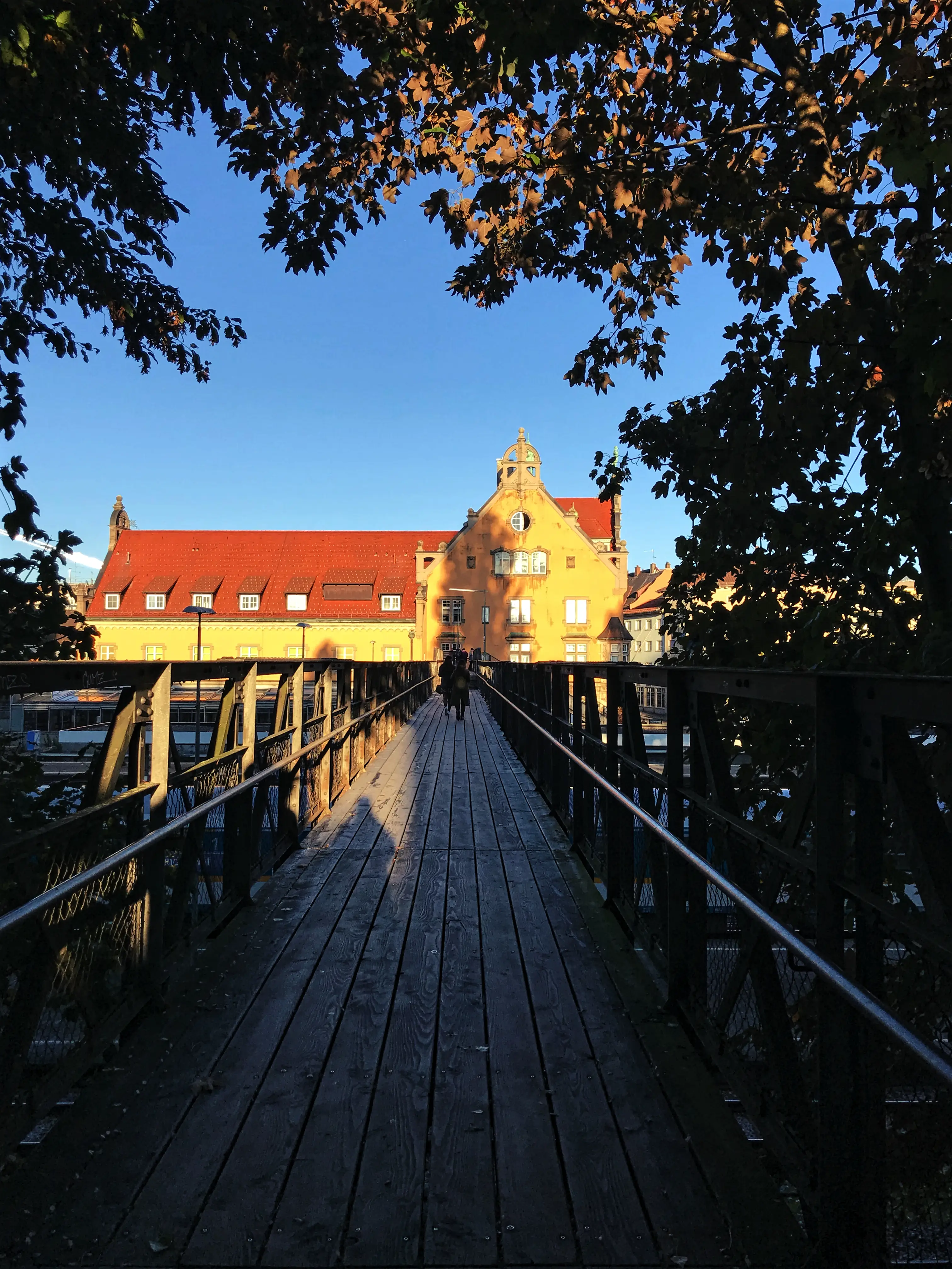Über eine Brücke gelangen die Localsbodensee Richtung Lindauer Bahnhof.