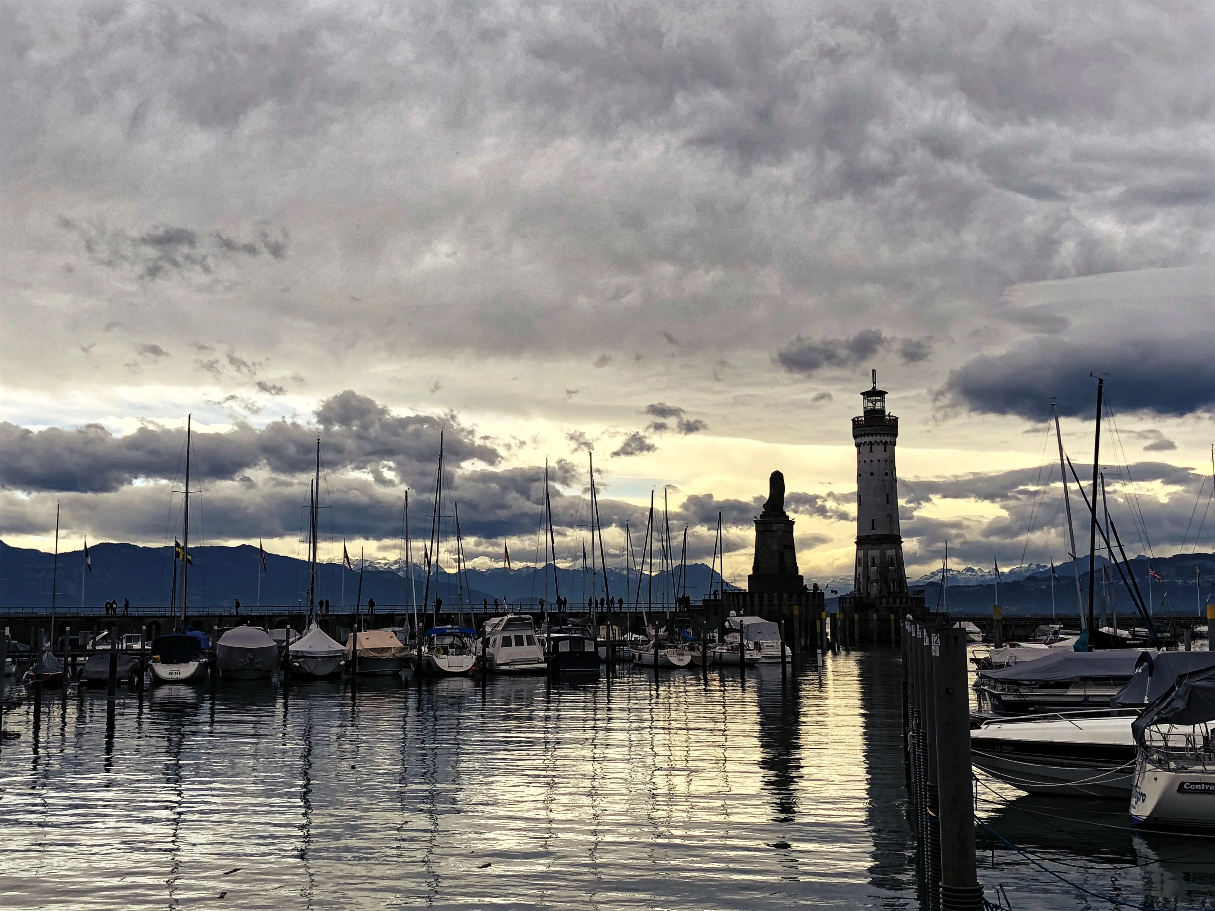 Der Lindauer Hafen wird vom bayerischen Löwen und den neuen Leuchtturm bewacht und ist eines der bekanntesten Fotomotive am Bodensee.
