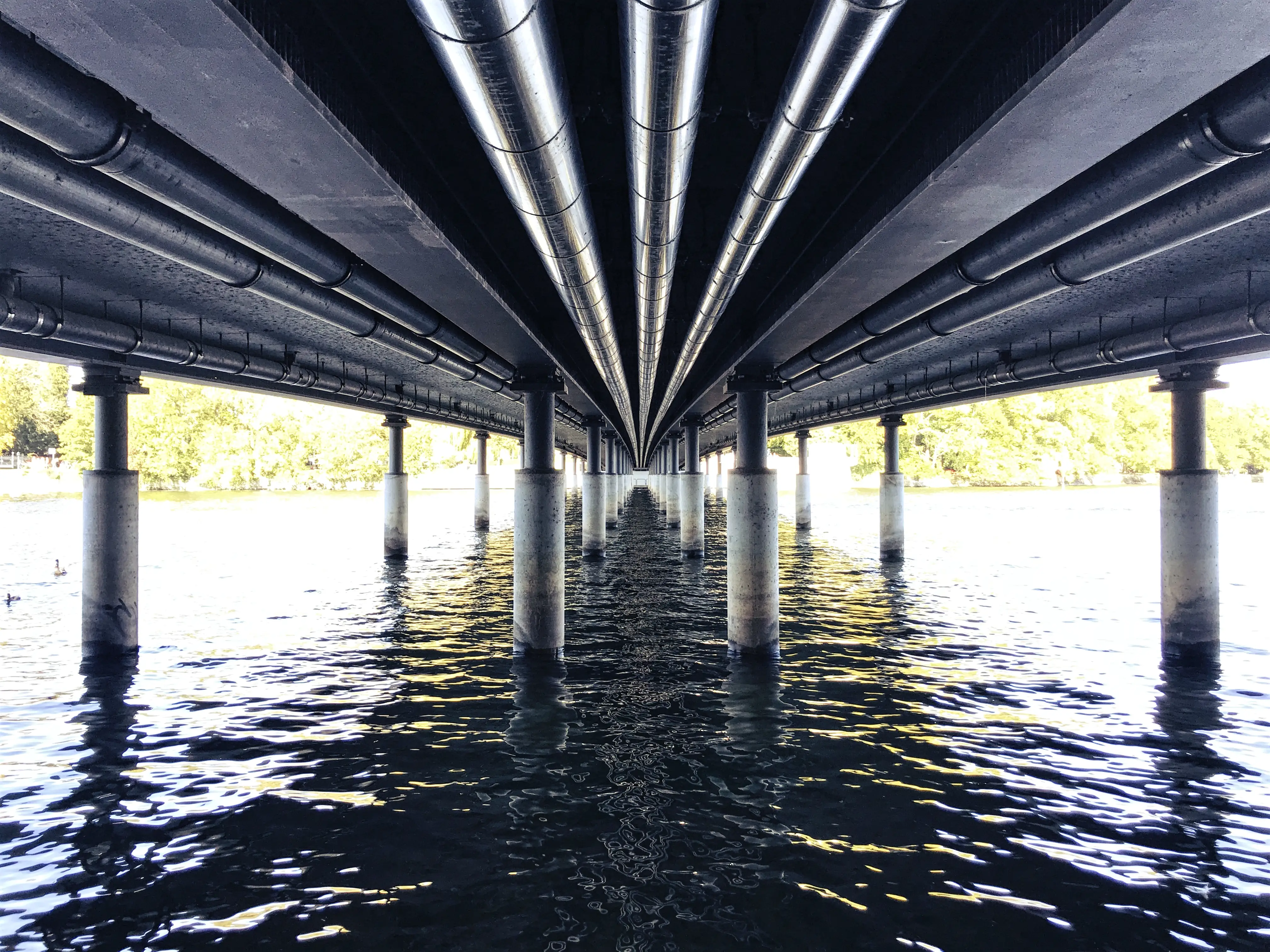 Die Brücke verbindet die Stadt Lindau mit der Insel im Bodensee.