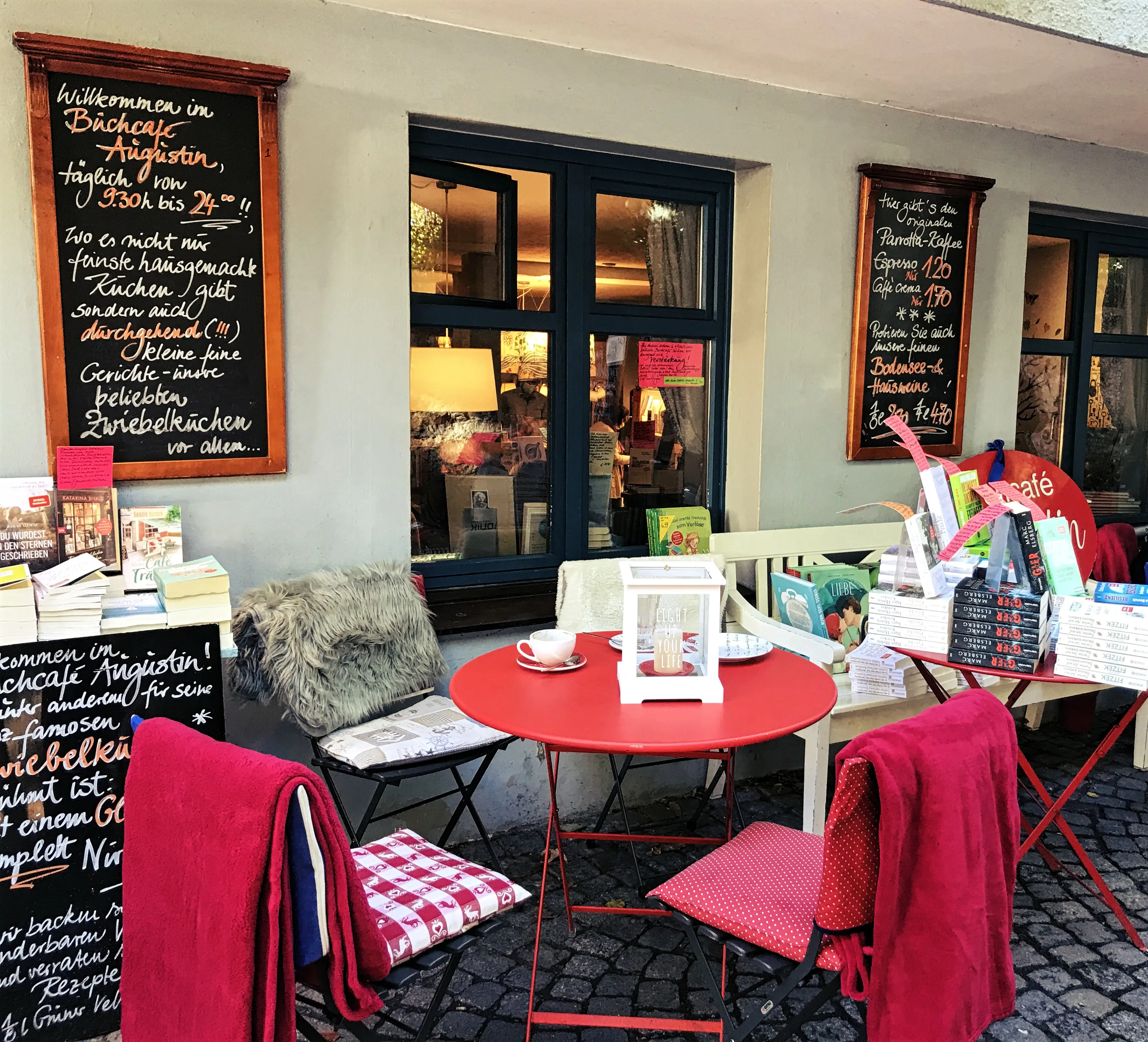Das Café Augustin in Lindau verbindet gemütliches Café mit Buchladen.