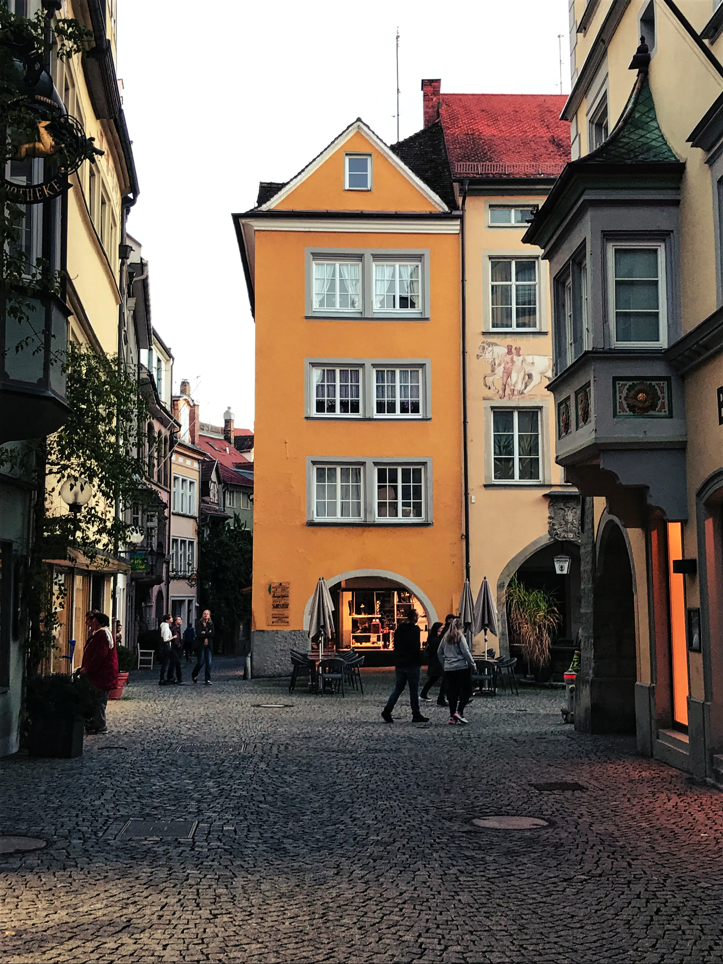 Die Fassaden der Maximilianstraße in Lindau begleiten die Localsbodensee auf Ihren Rückweg.