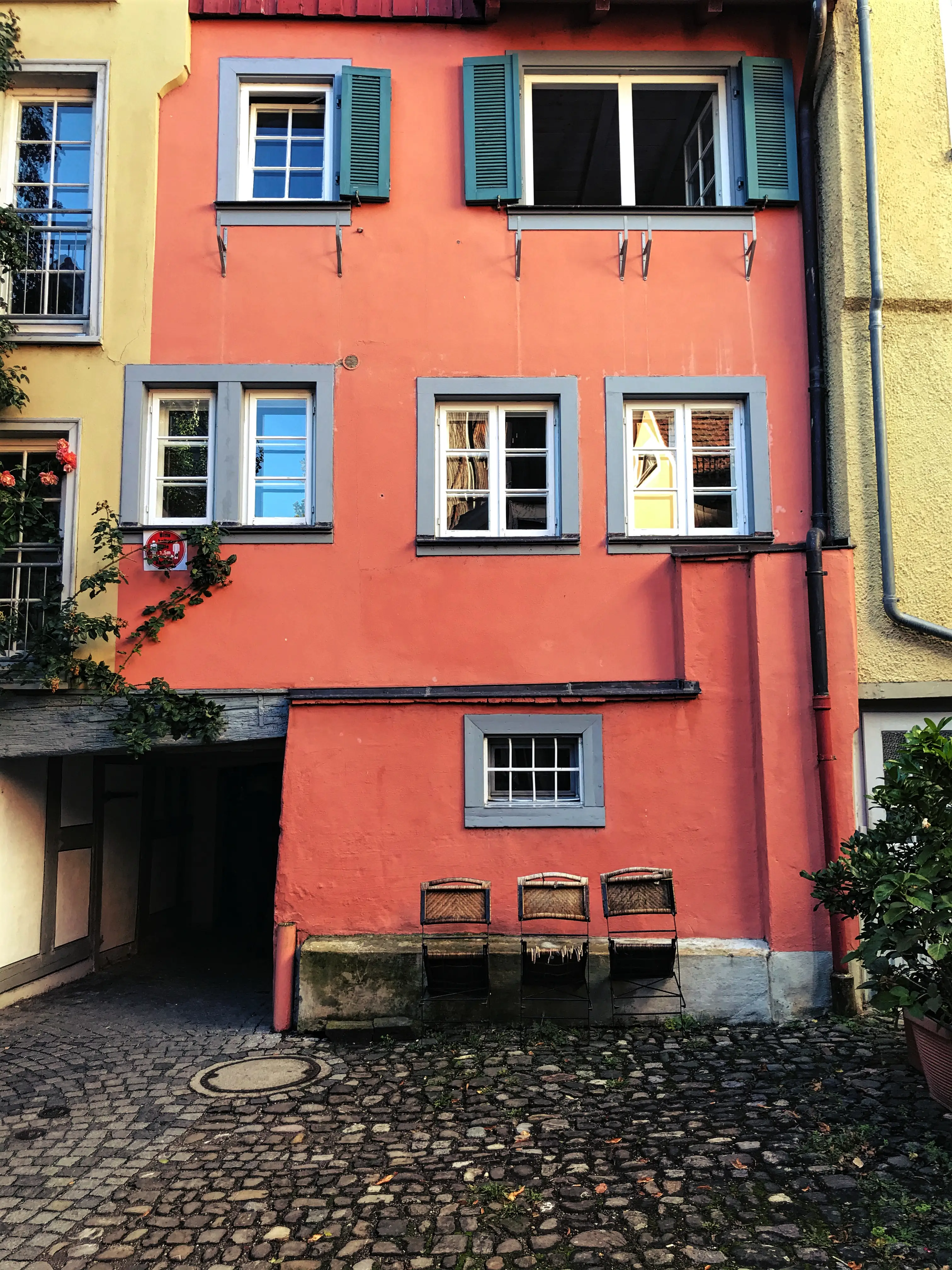 Entlang des Fischerviertels in Lindau führt die Straße Richtung Hafen.