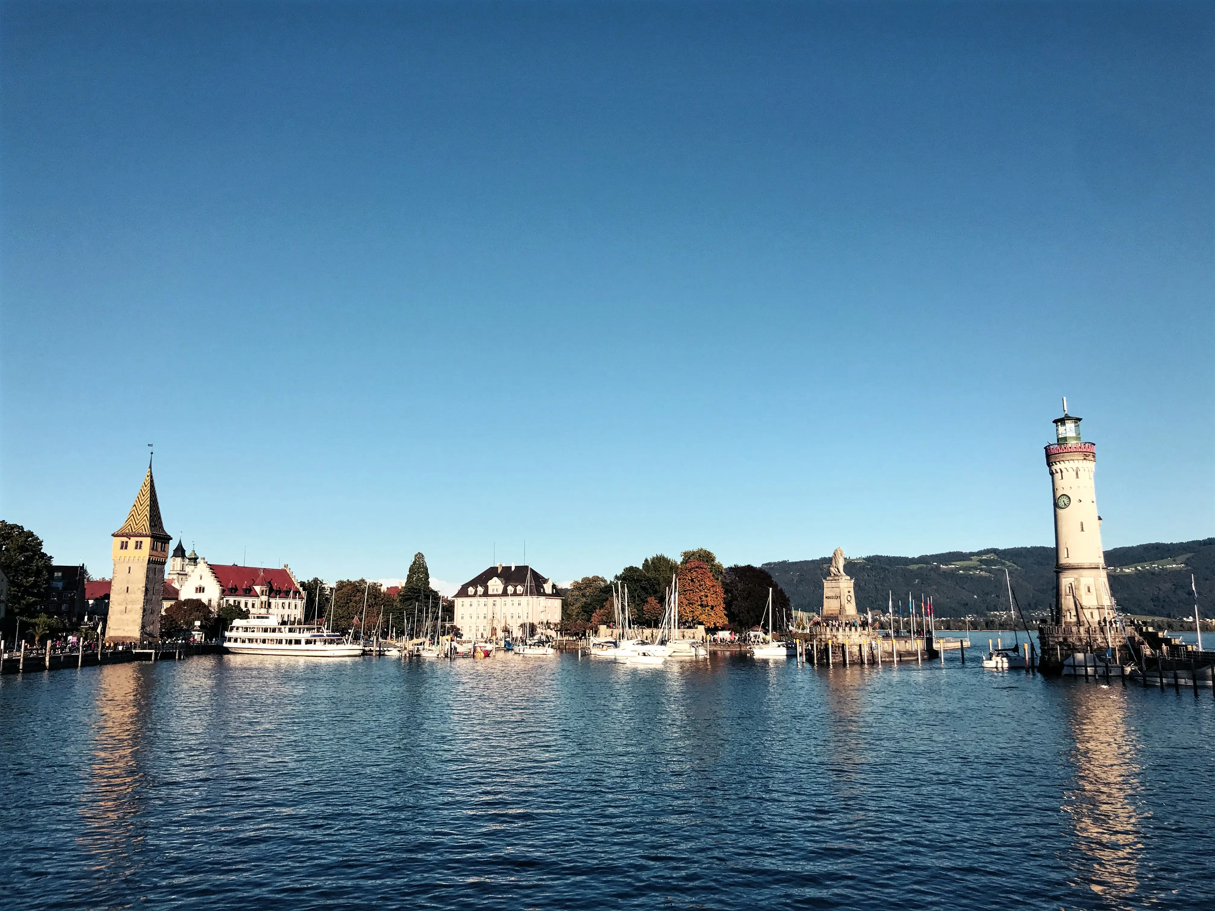 Der Hafen von Lindau ist Start und Ende vieler Ausflugsschiffe am Bodensee.