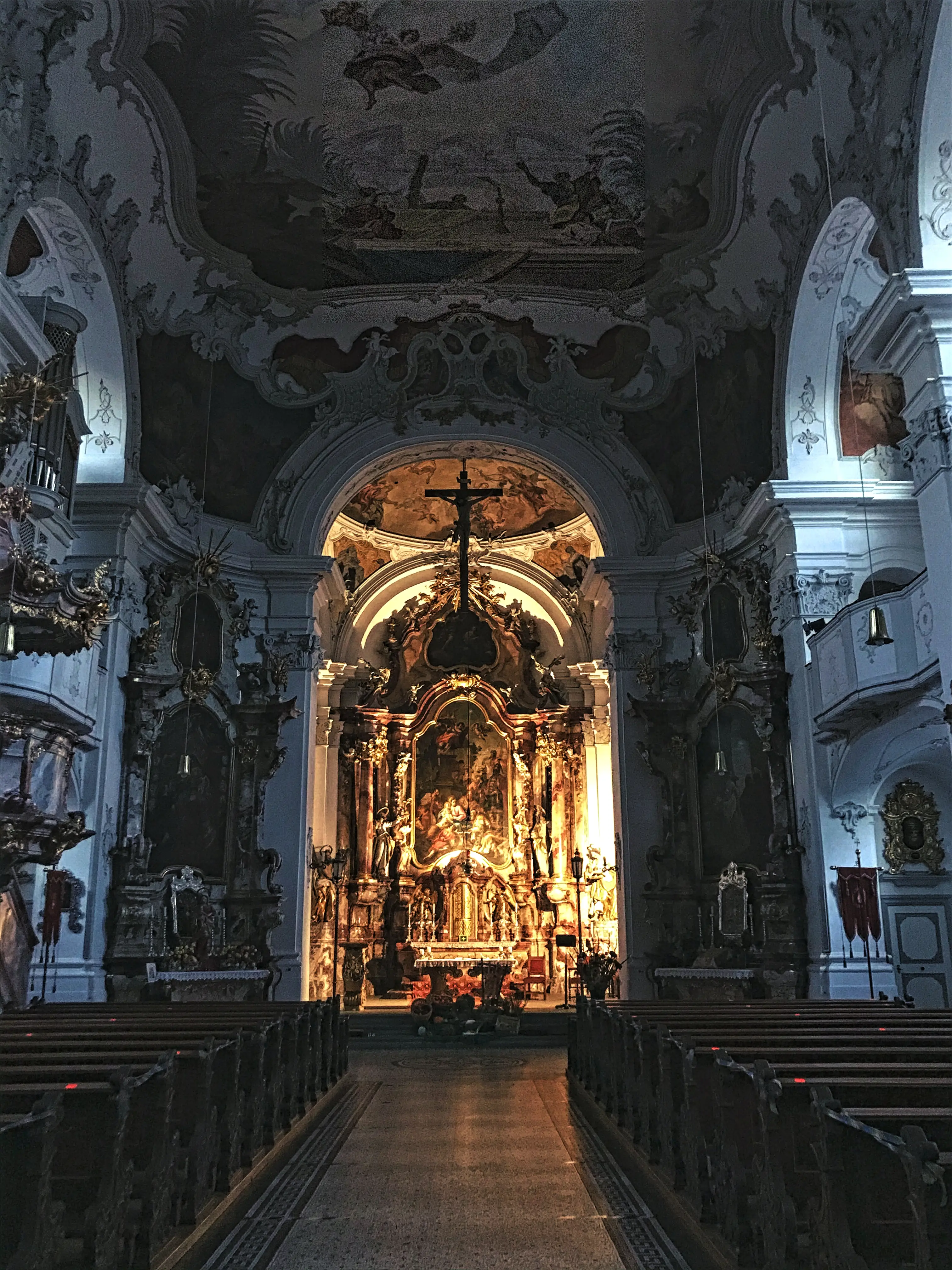 Auch in Lindau befindet sich ein Münster und zwar mit dem Namen "Unserer lieben Frau", welches mit eindrucksvollen Deckenmalereien verziert ist.