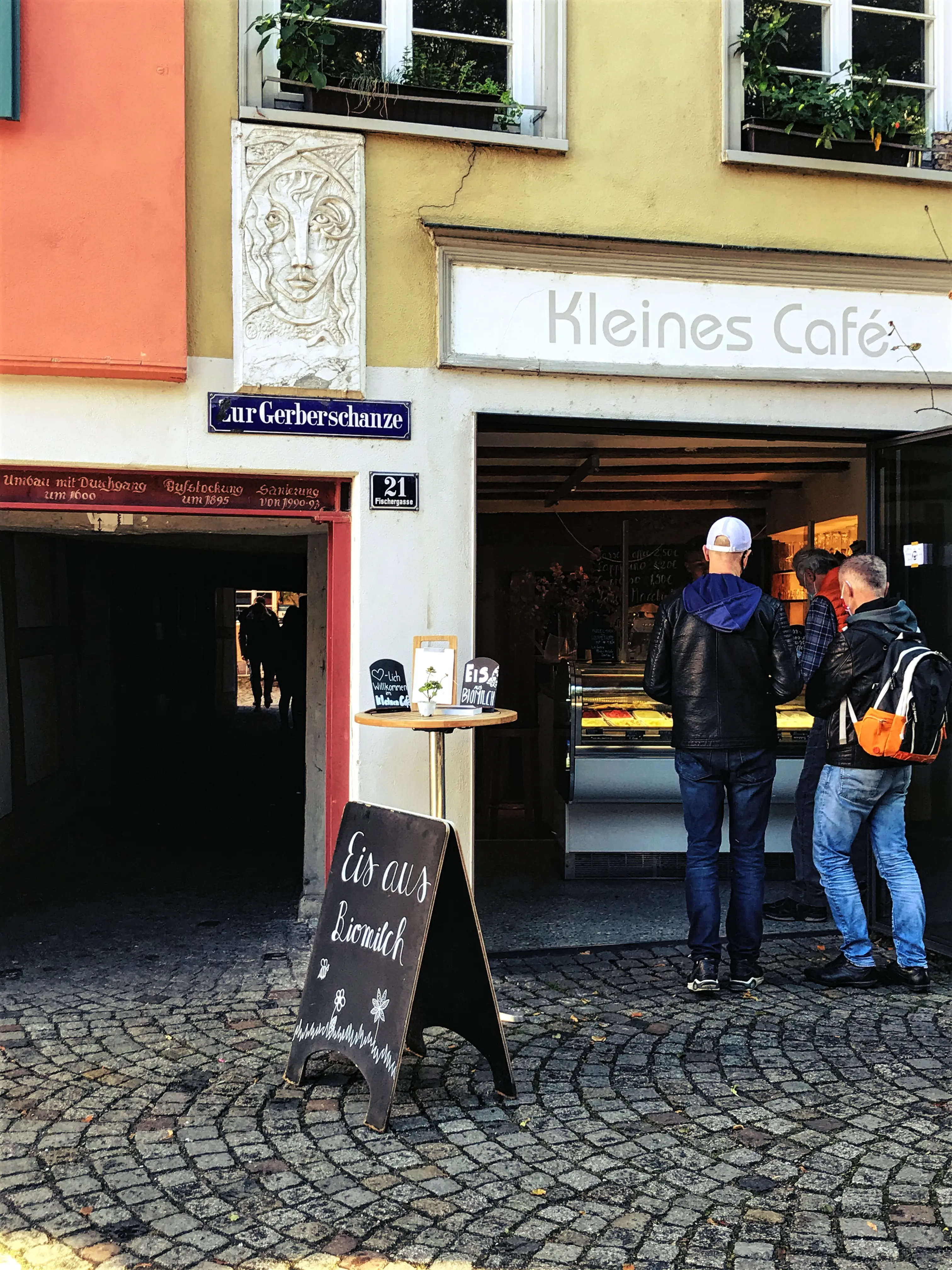 Neben dem "kleinen Café" befindet sich ein Durchgang direkt zum Bodenseeufer.