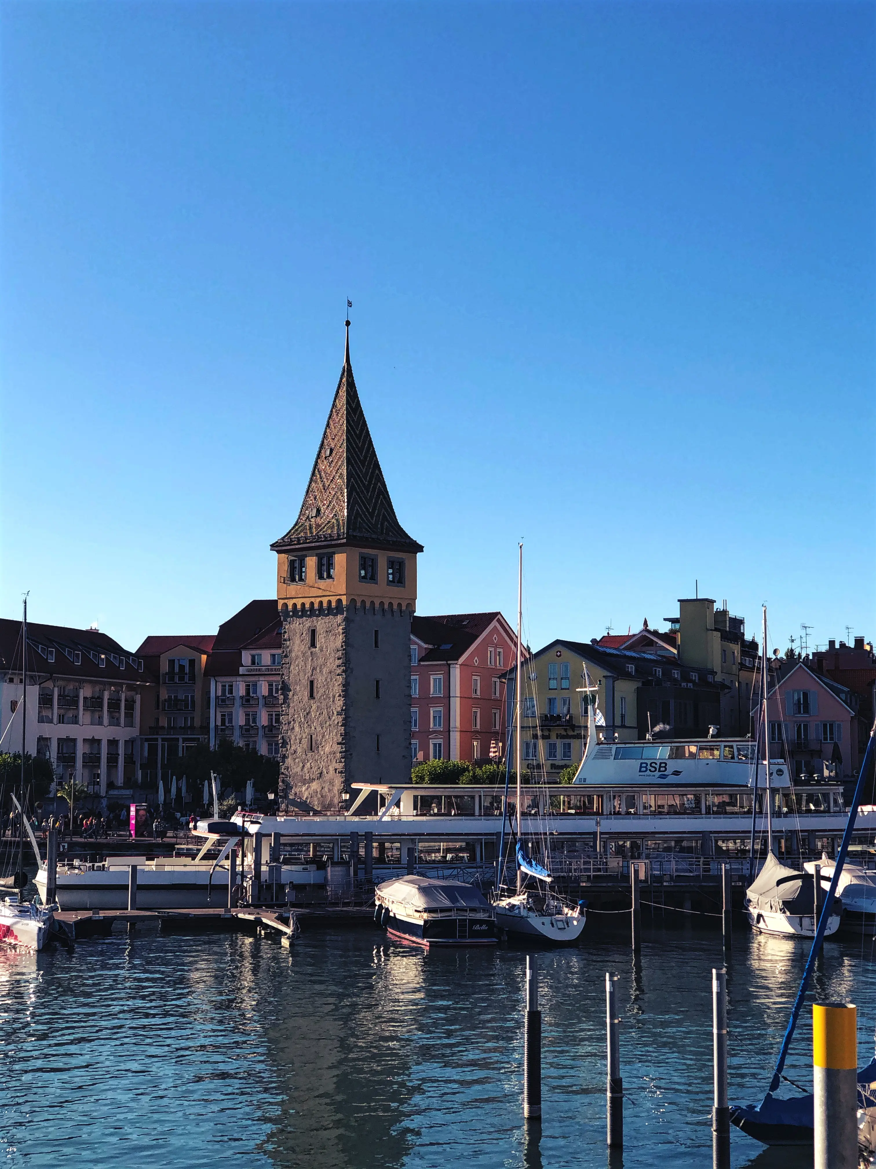 Der Mangturm im Lindauer Hafen lädt zu Märchenstunden ein, sofern ein sechs Meter langer Rapunzelzopf aus dem Fenster hängt.