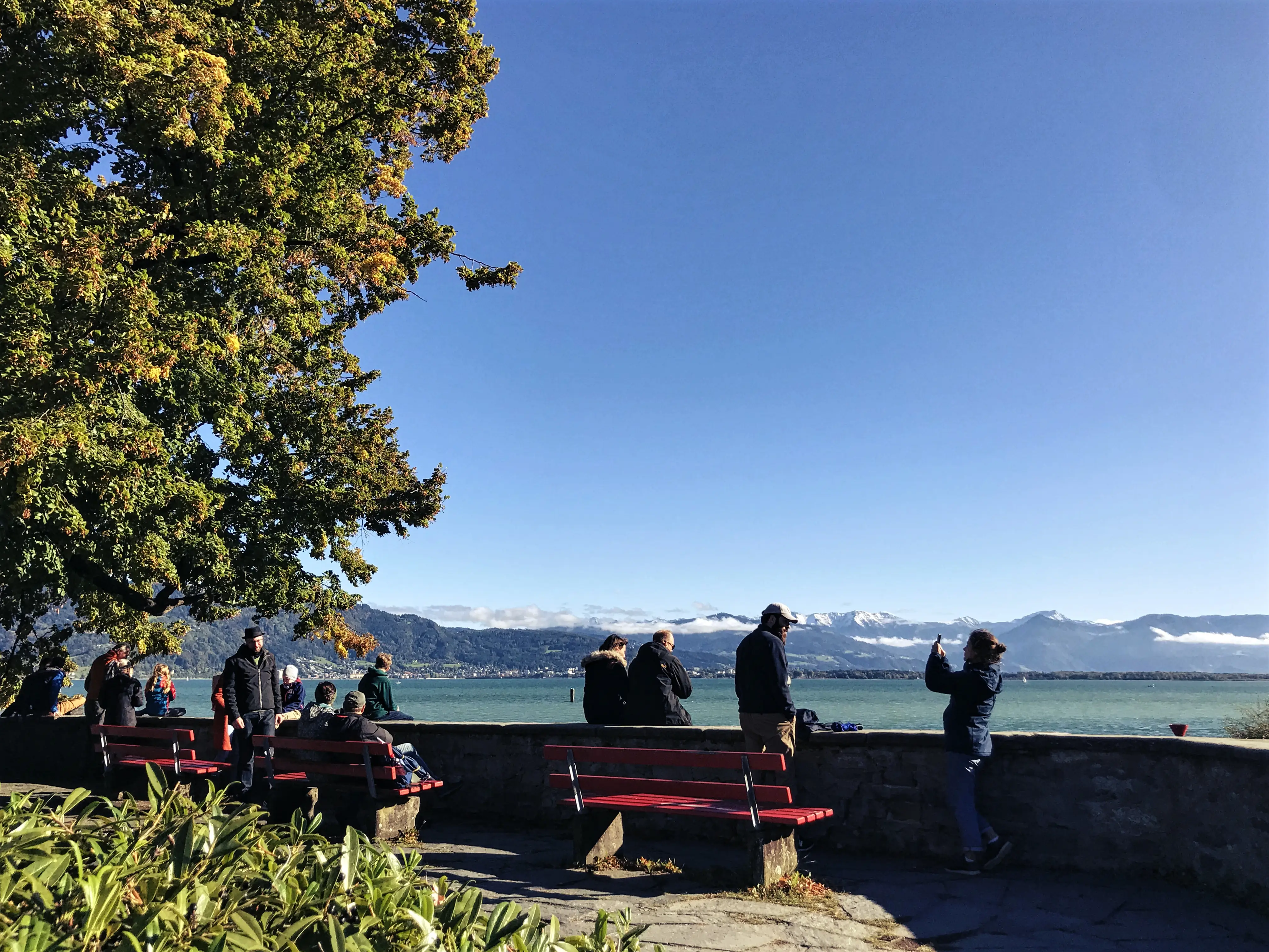Am Ende der Gerberschanze in Lindau wird man mit perfekter Aussicht auf den Bodensee belohnt.