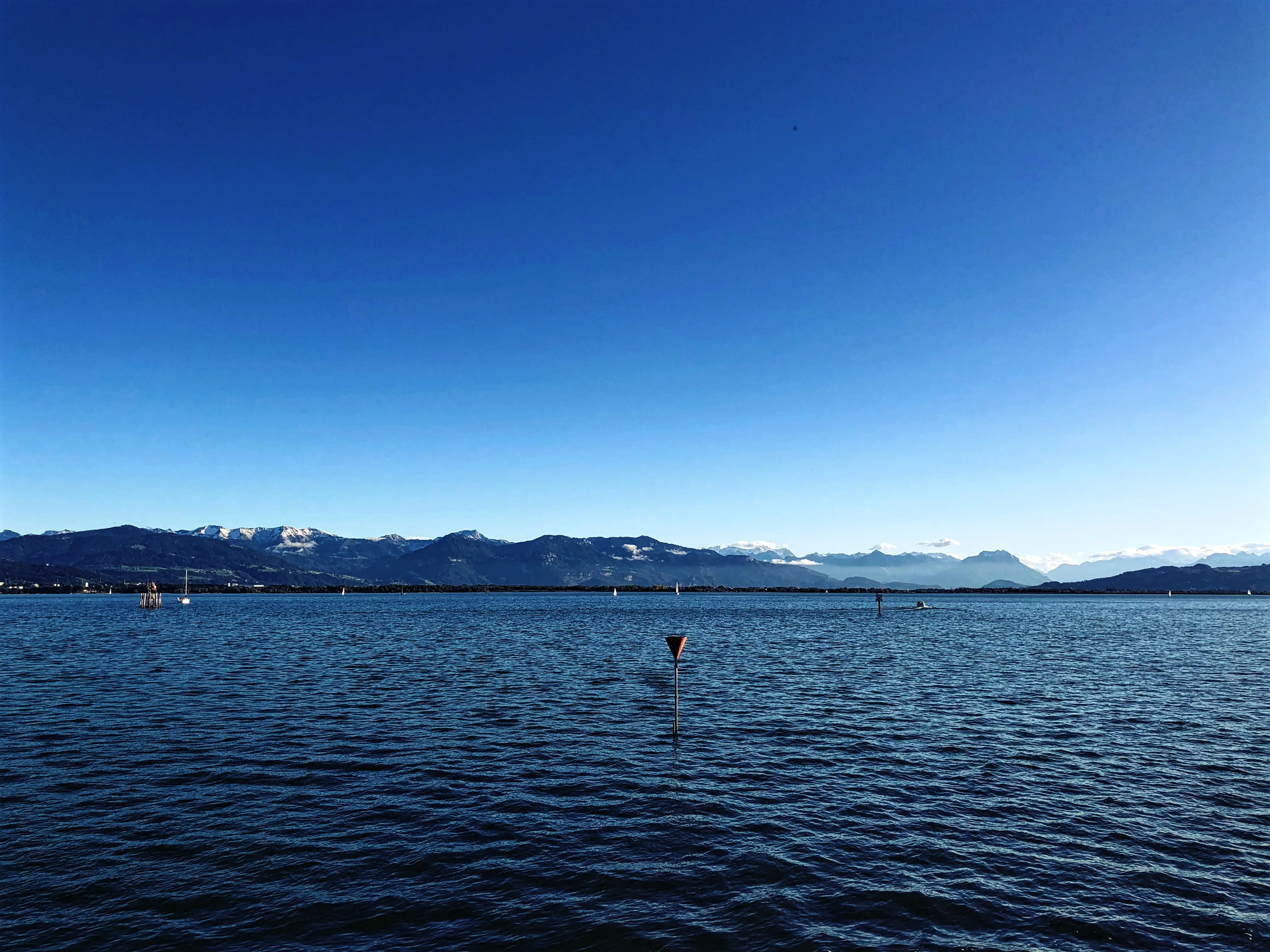 Das Berg- und See-Panorama von Lindau aus ist bei Sonnenschein besonders schön.