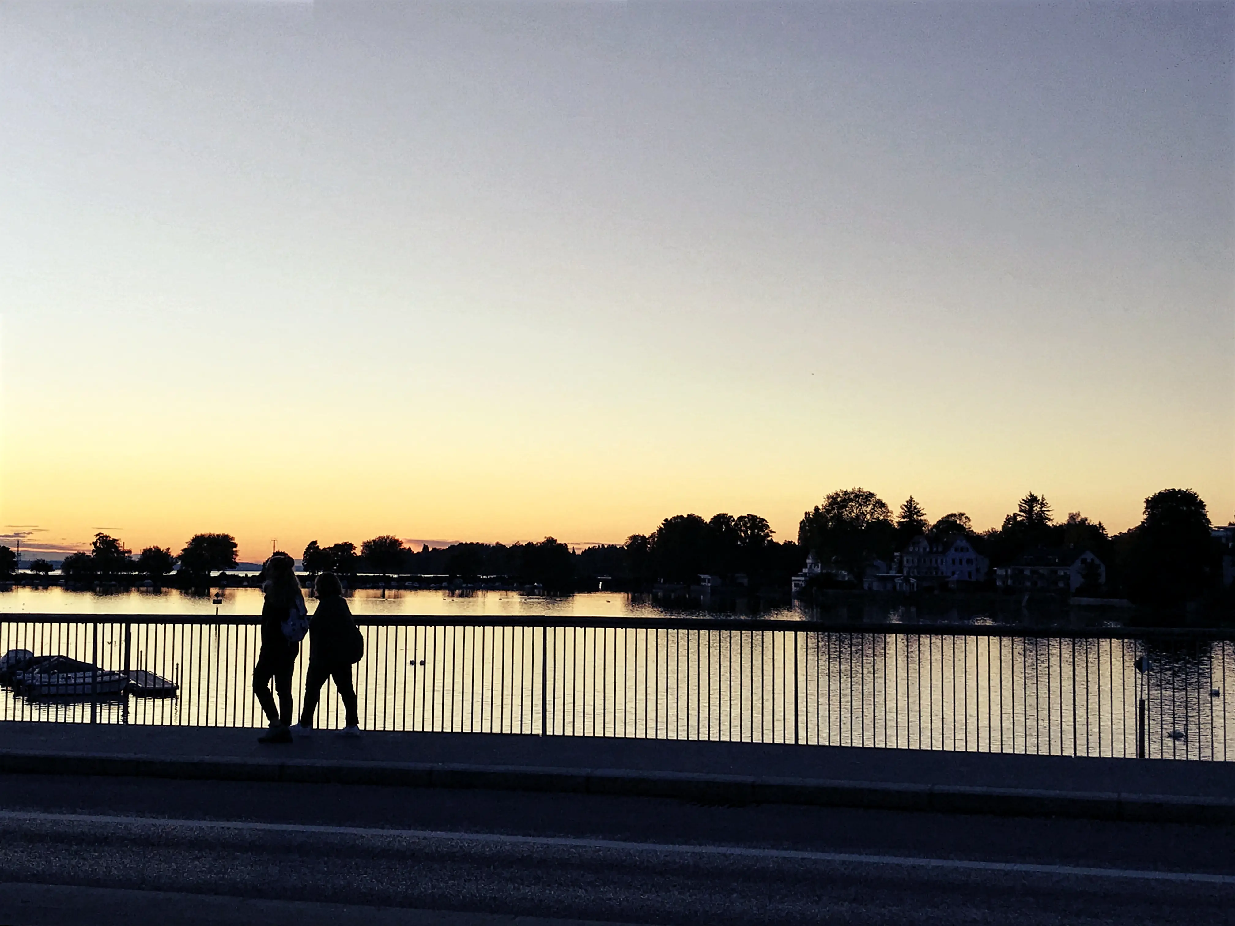Der Rückweg zum Lindauer Festland führt wieder über eine Brücke über den Bodensee.