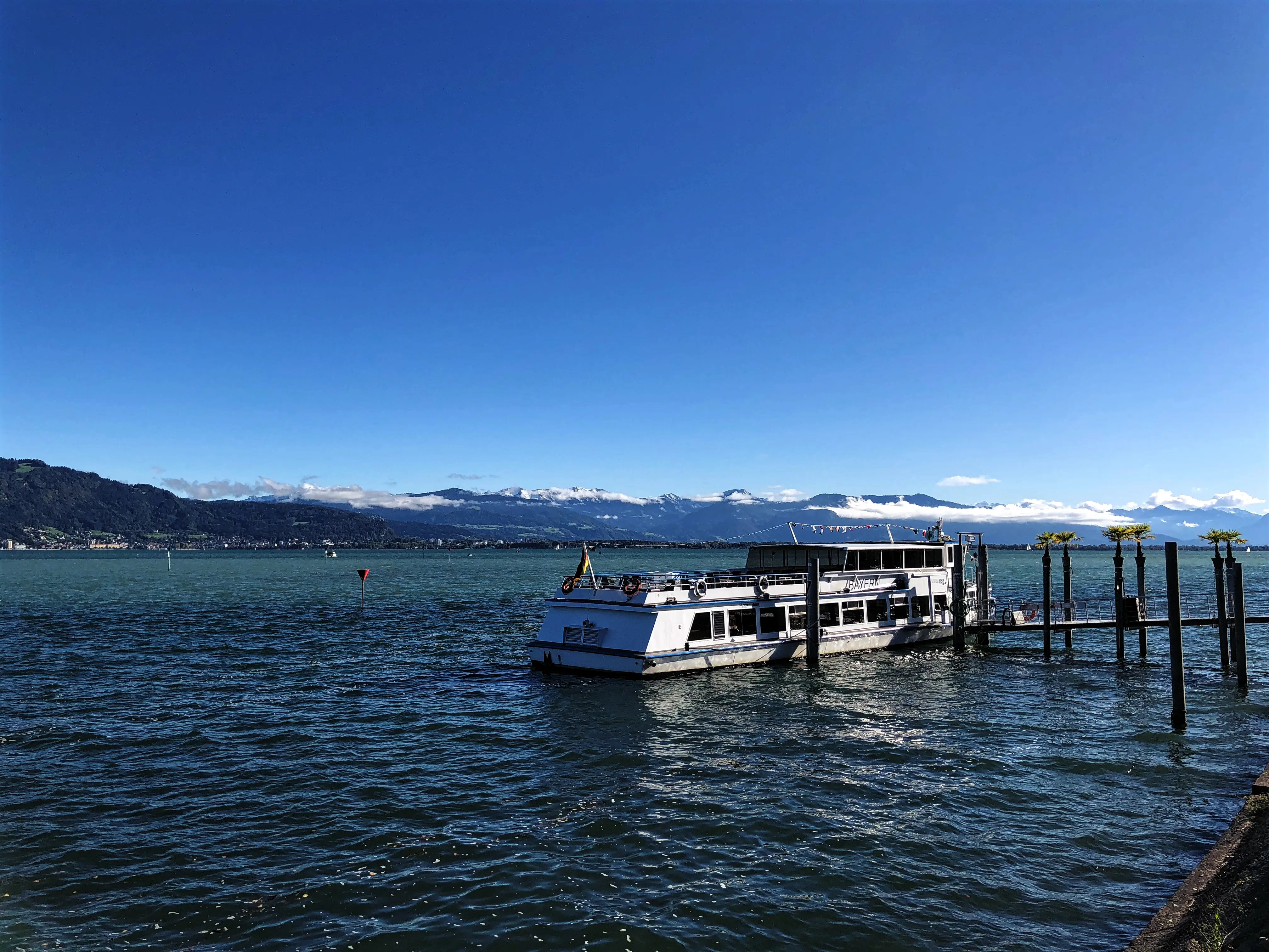 Vom Stadtgarten Lindau aus hat man einen herrlichen Blick auf den Bodensee und die Alpen.
