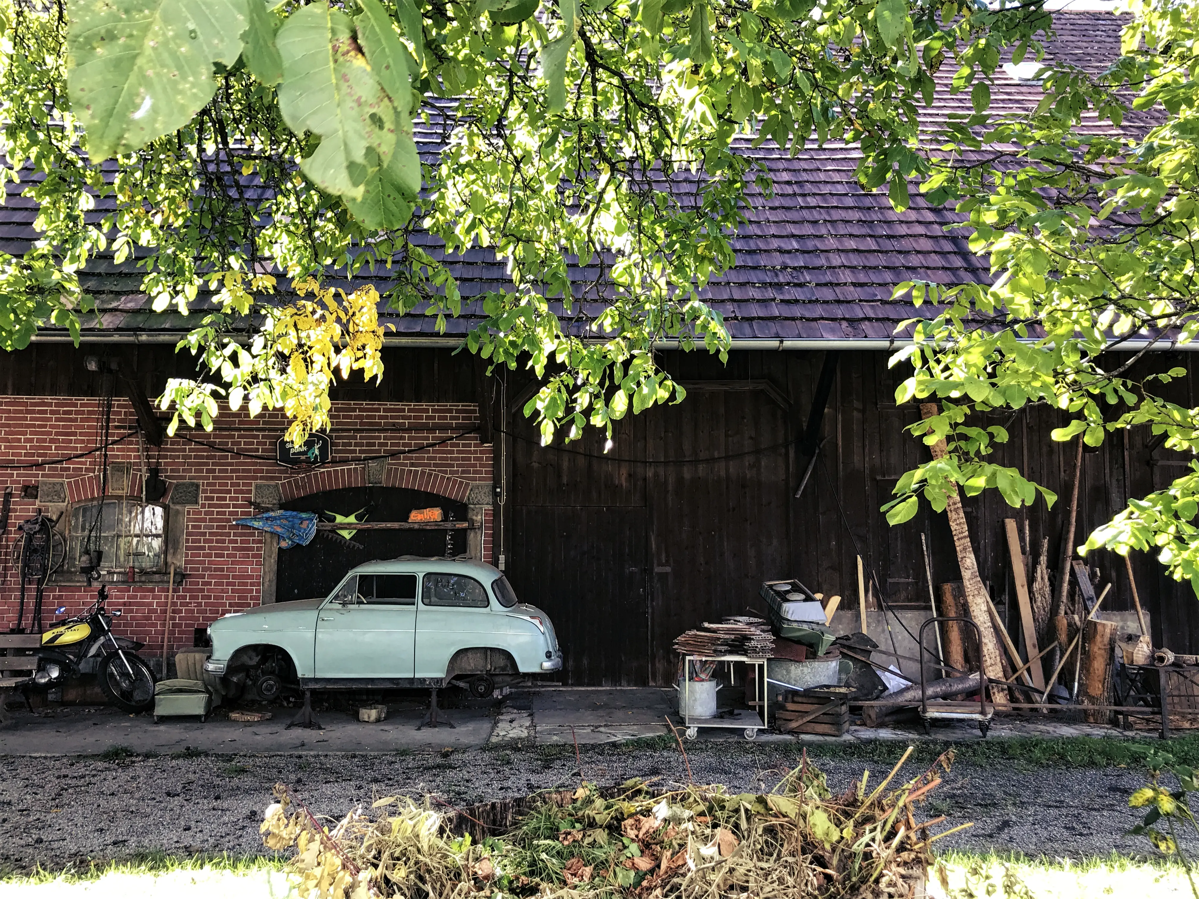 Eine alte Bauernscheune dient in Wasserburg als KFZ Werkstatt.