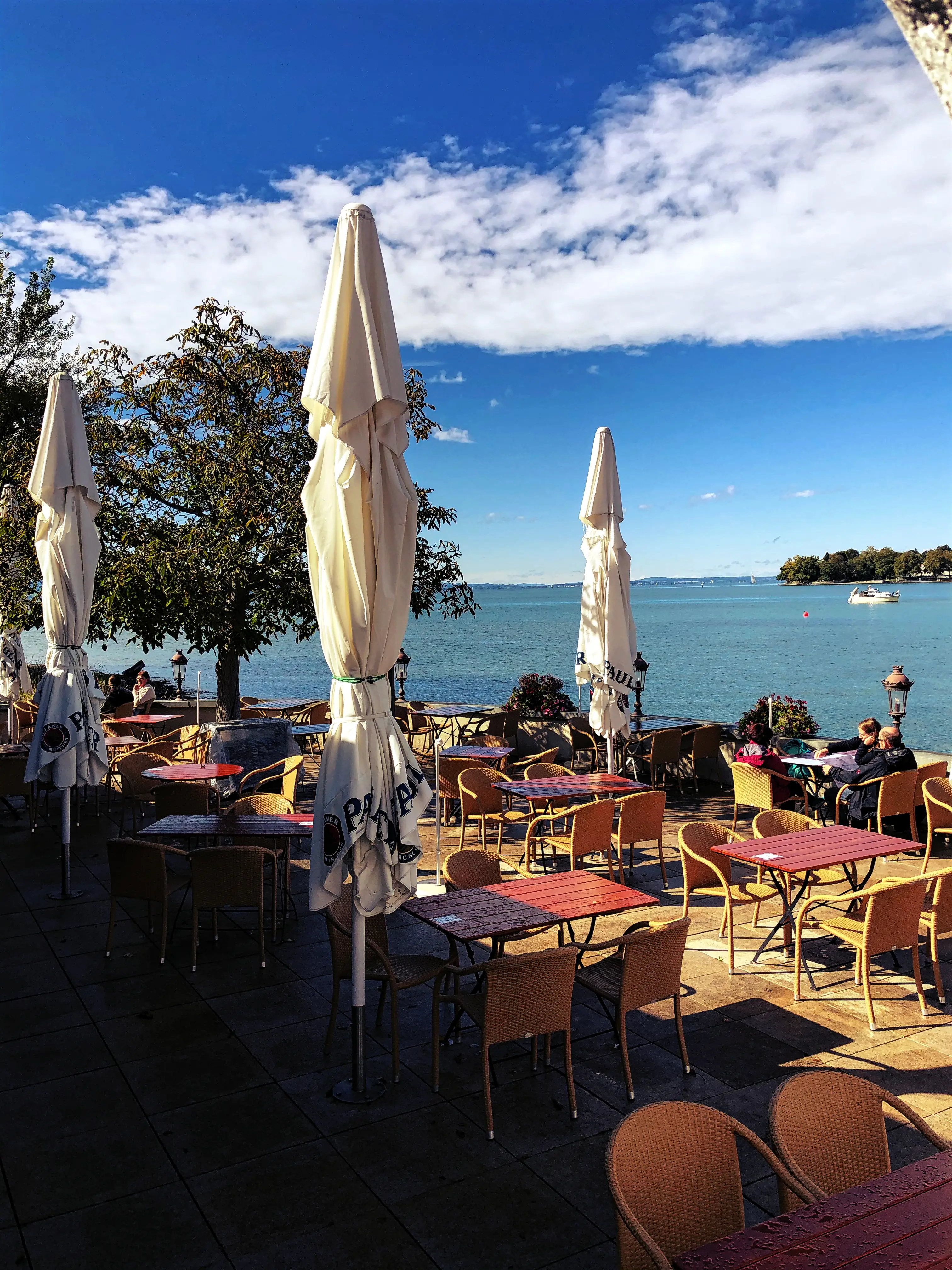 Die Terrasse des Schloss Hotels Wasserburg ist traumhaft direkt am Bodensee gelegen.