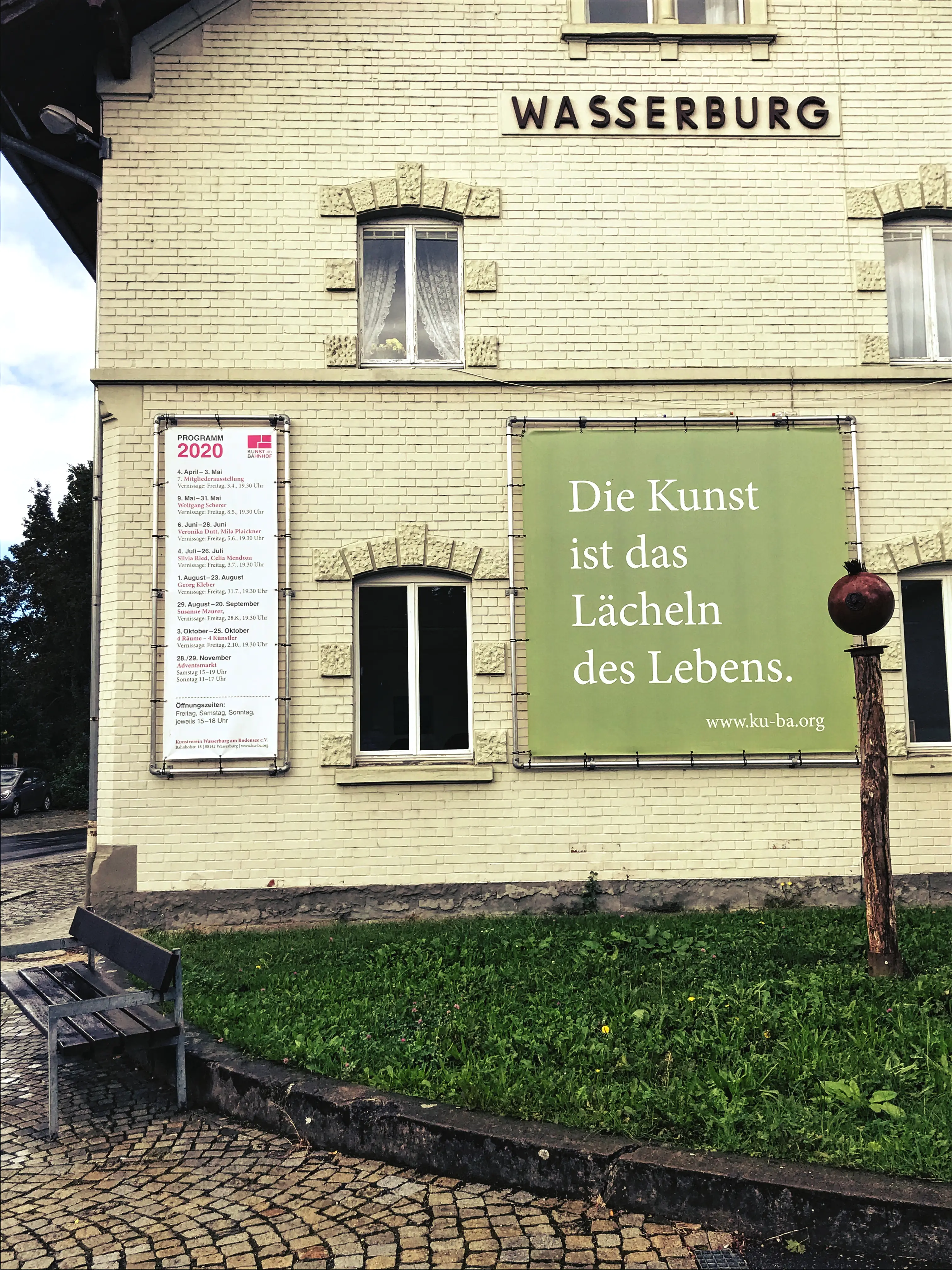 Passend zur Gemeinde Wasserburg ist auch der Bahnhof sehr übersichtlich.