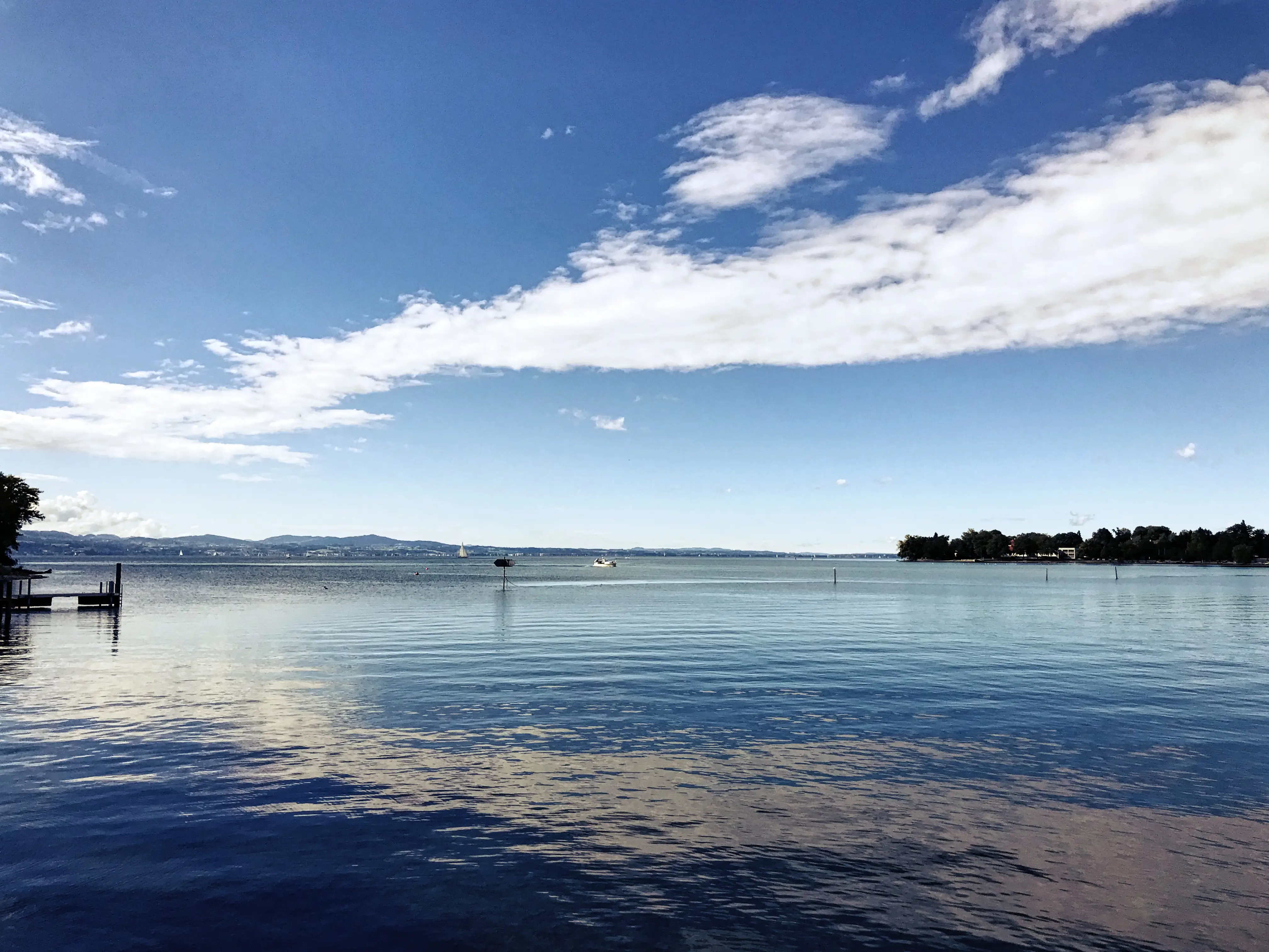 Der Blick auf den Bodensee Richtung Ostschweiz ist von der Terrasse des Schloss Hotels Wasserburg atemberaubend schön.
