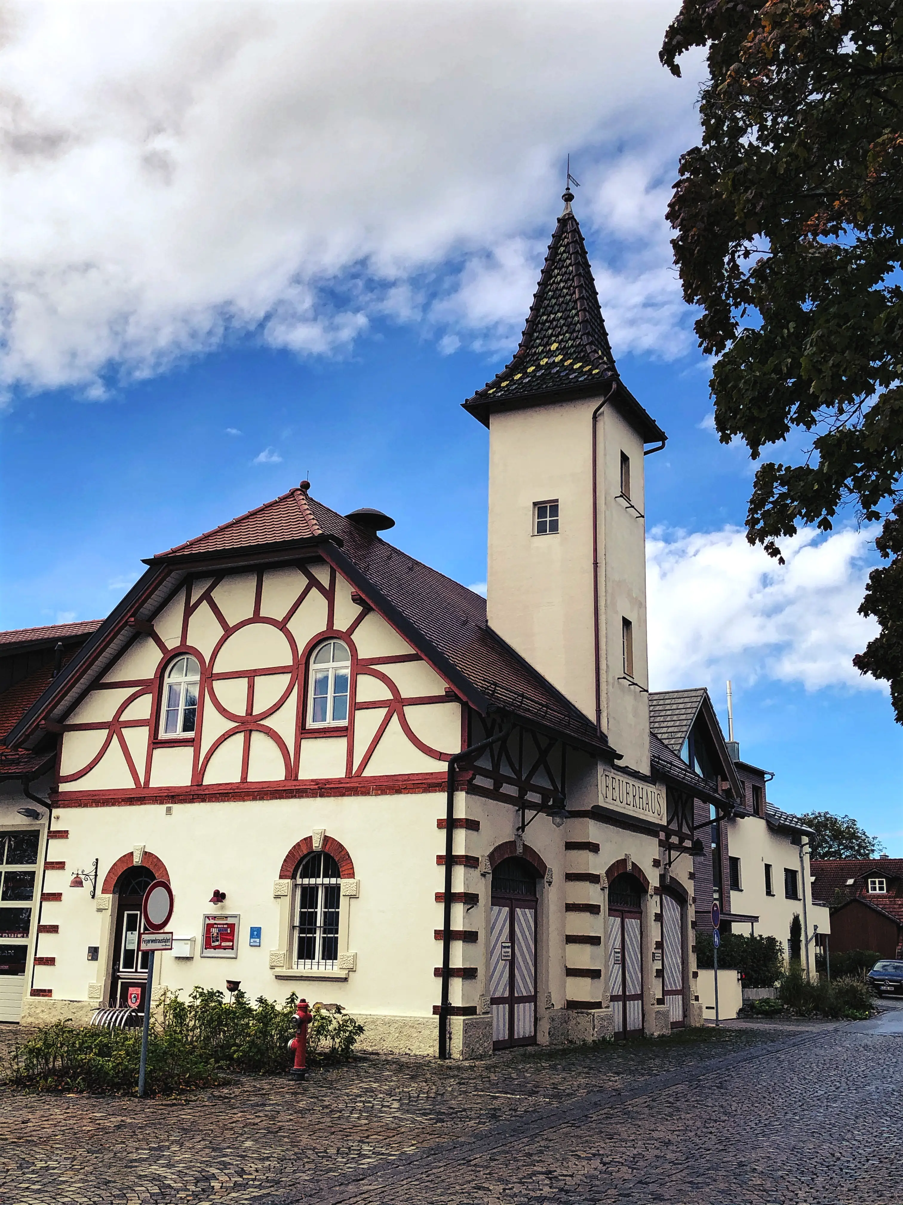 Das historische Feuerwehrhaus befindet sich ebenfalls nahe dem Bahnhof in Wasserburg.