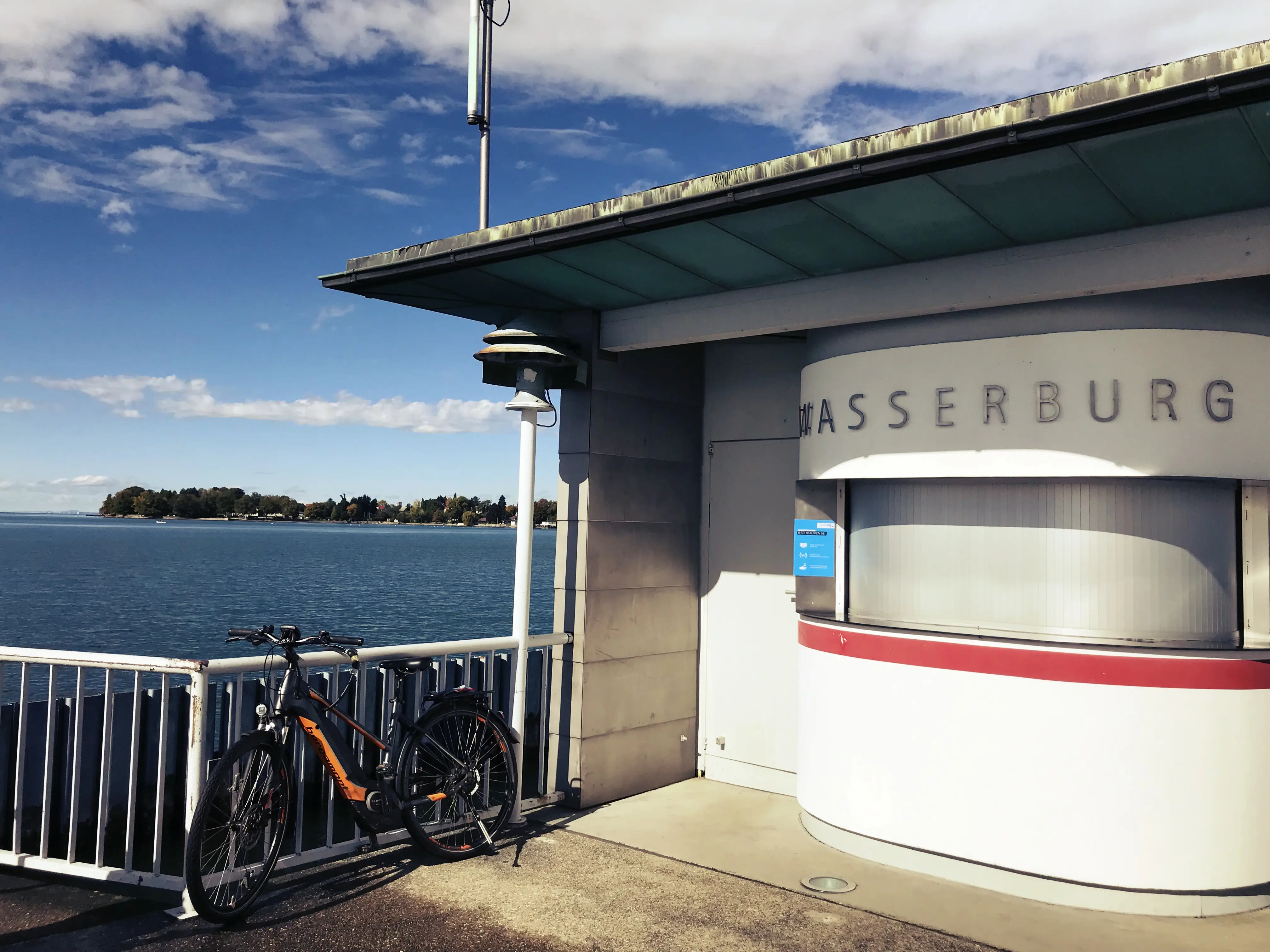 Am Hafen in Wasserburg führt ein kleiner Steg raus auf den Bodensee.