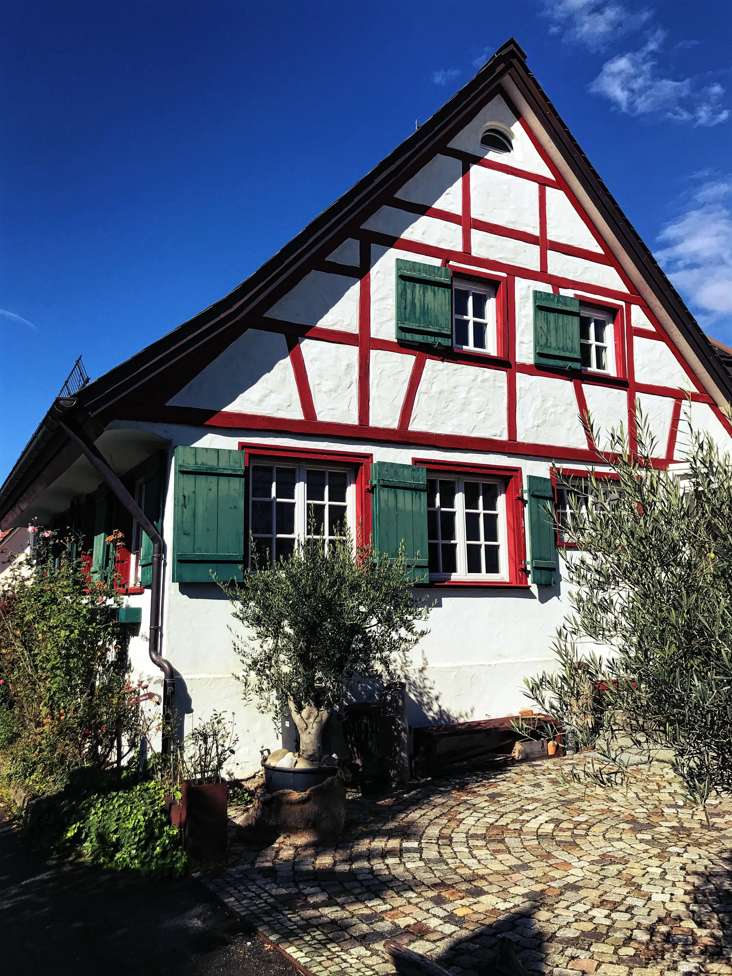 Kleine Fachwerkhäuser schmücken die Gemeinde Wasserburg am Bodensee.