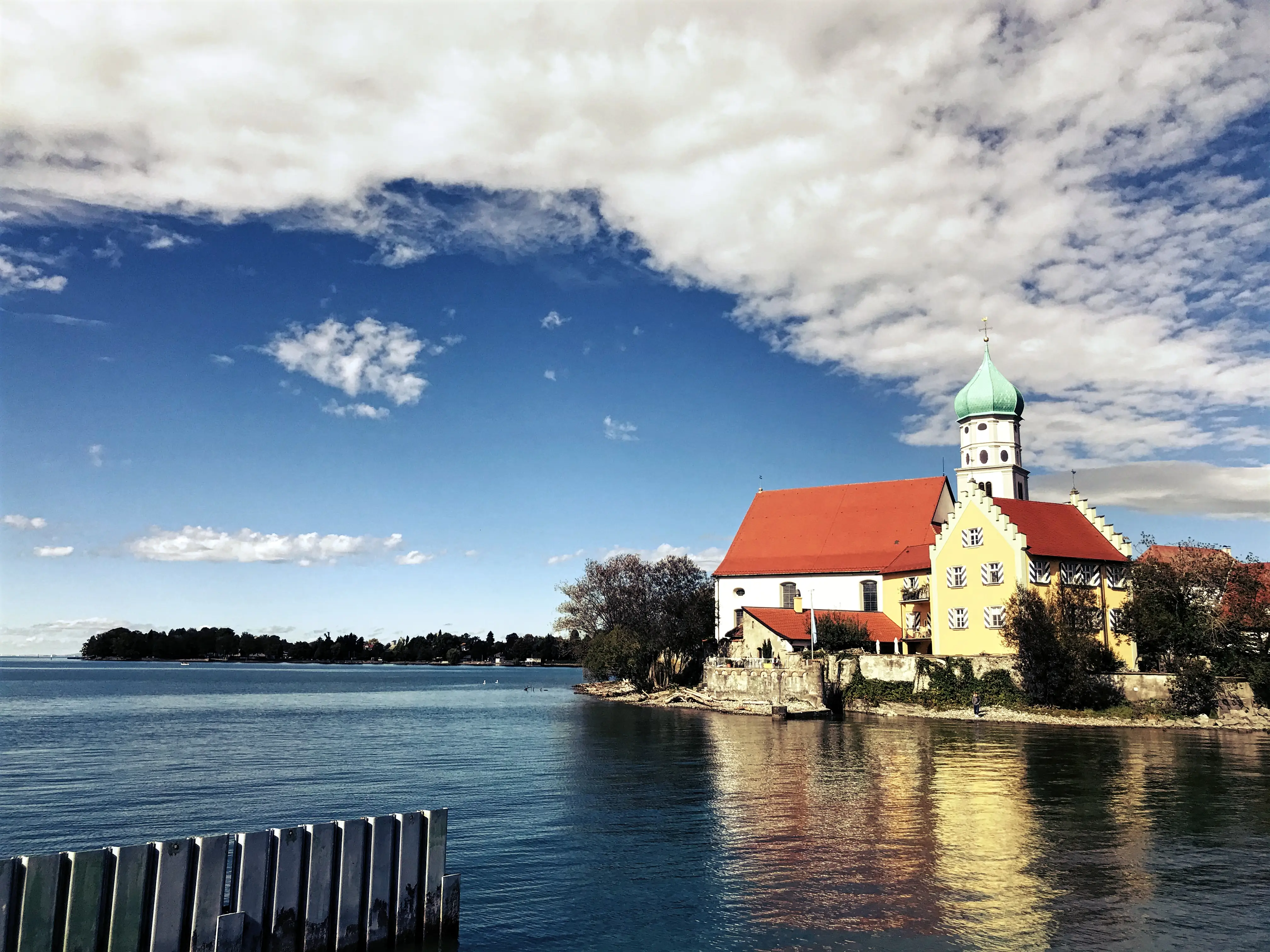 Die Kirche St. Georg ist ein bekanntes Fotomotiv in Wasserburg und trägt zum Stadtbild bei.