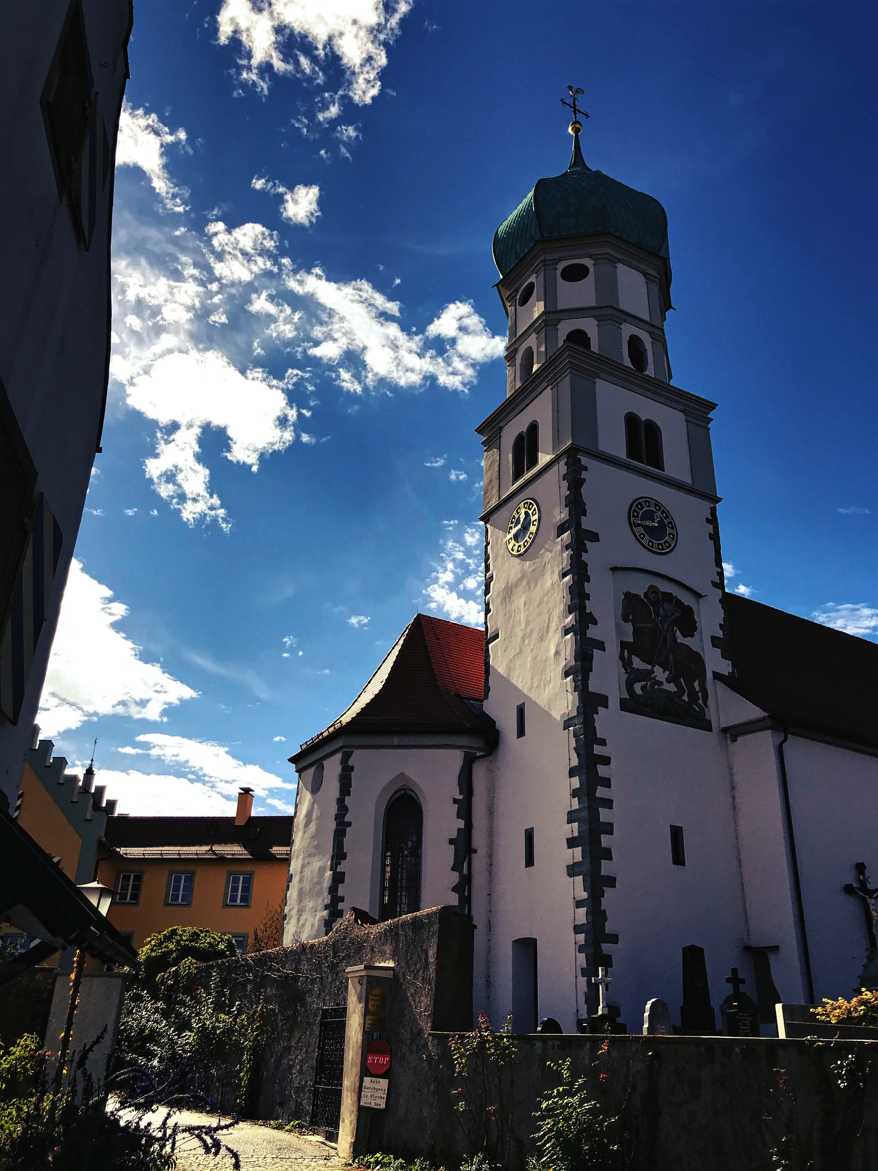 Die Kirche St. Georg mit ihrem Vorplatz ist eines des Wahrzeichen von Wasserburg am Bodensee.