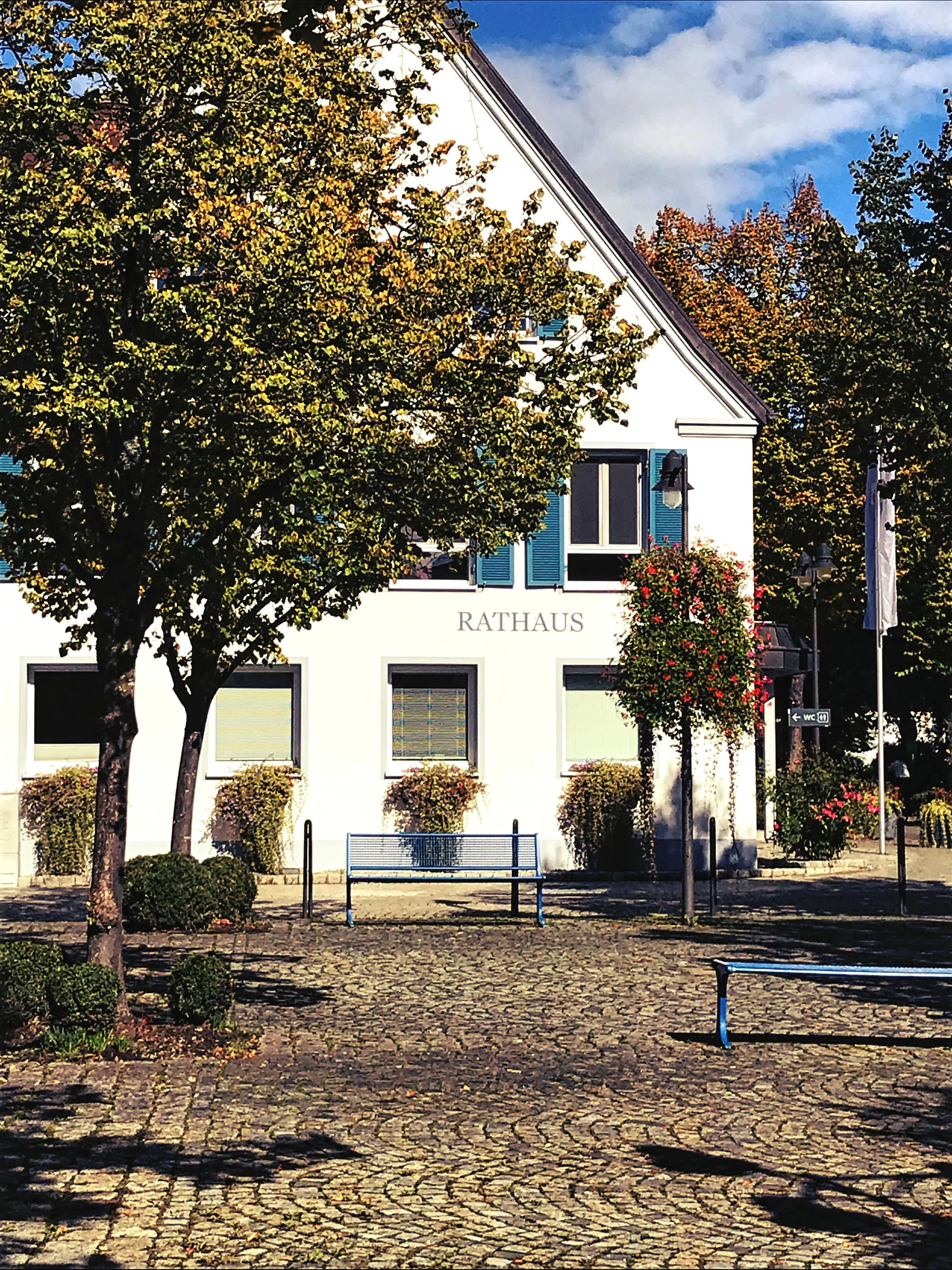 Gegenüber vom Bahnhof befindet sich das Wasserburger Rathaus.