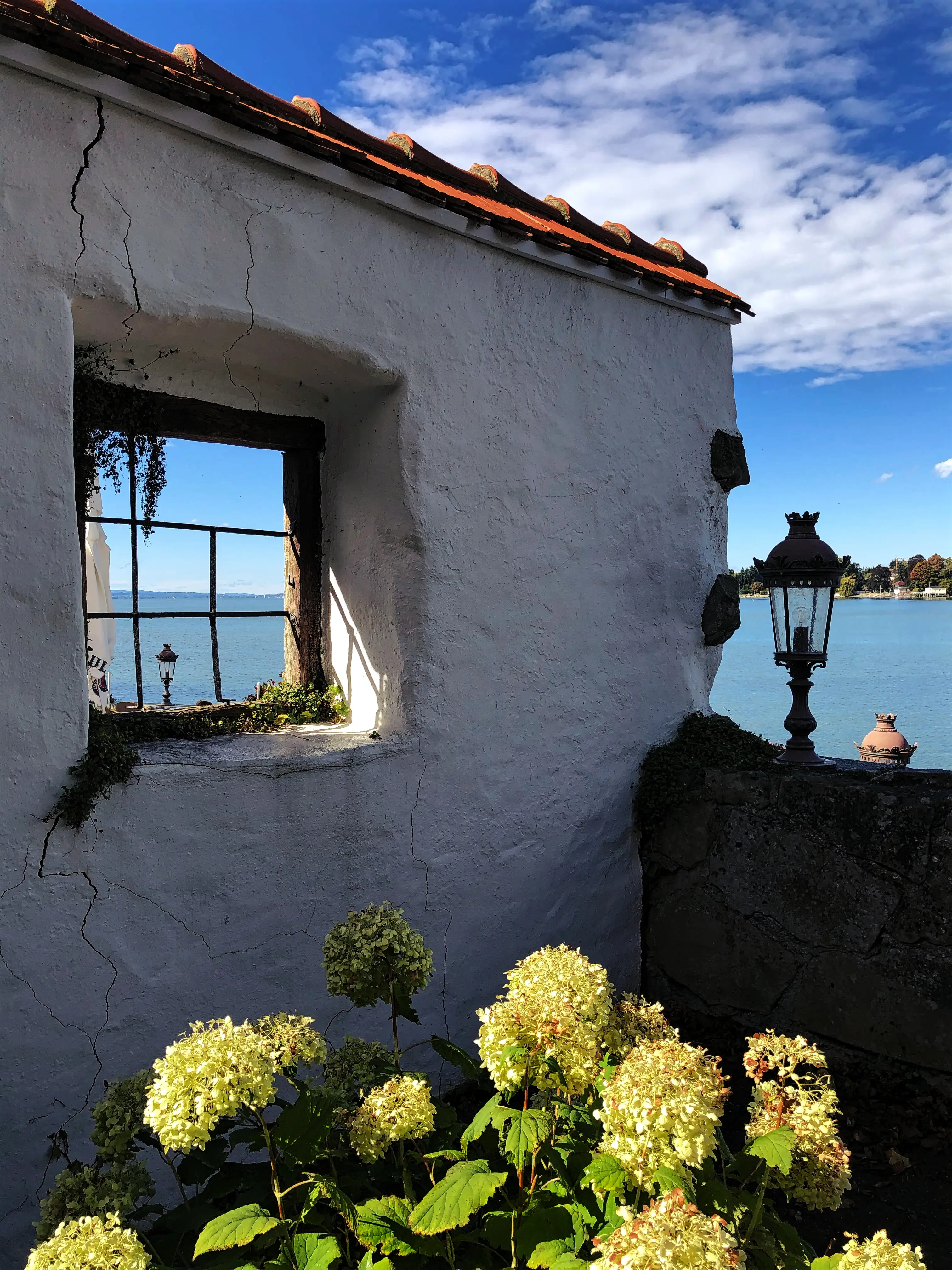 Das Schloss Hotel Wasserburg bietet mit seinem Restaurant einen perfekten Ort für einen Zwischenstopp mit Blick auf den Bodensee.