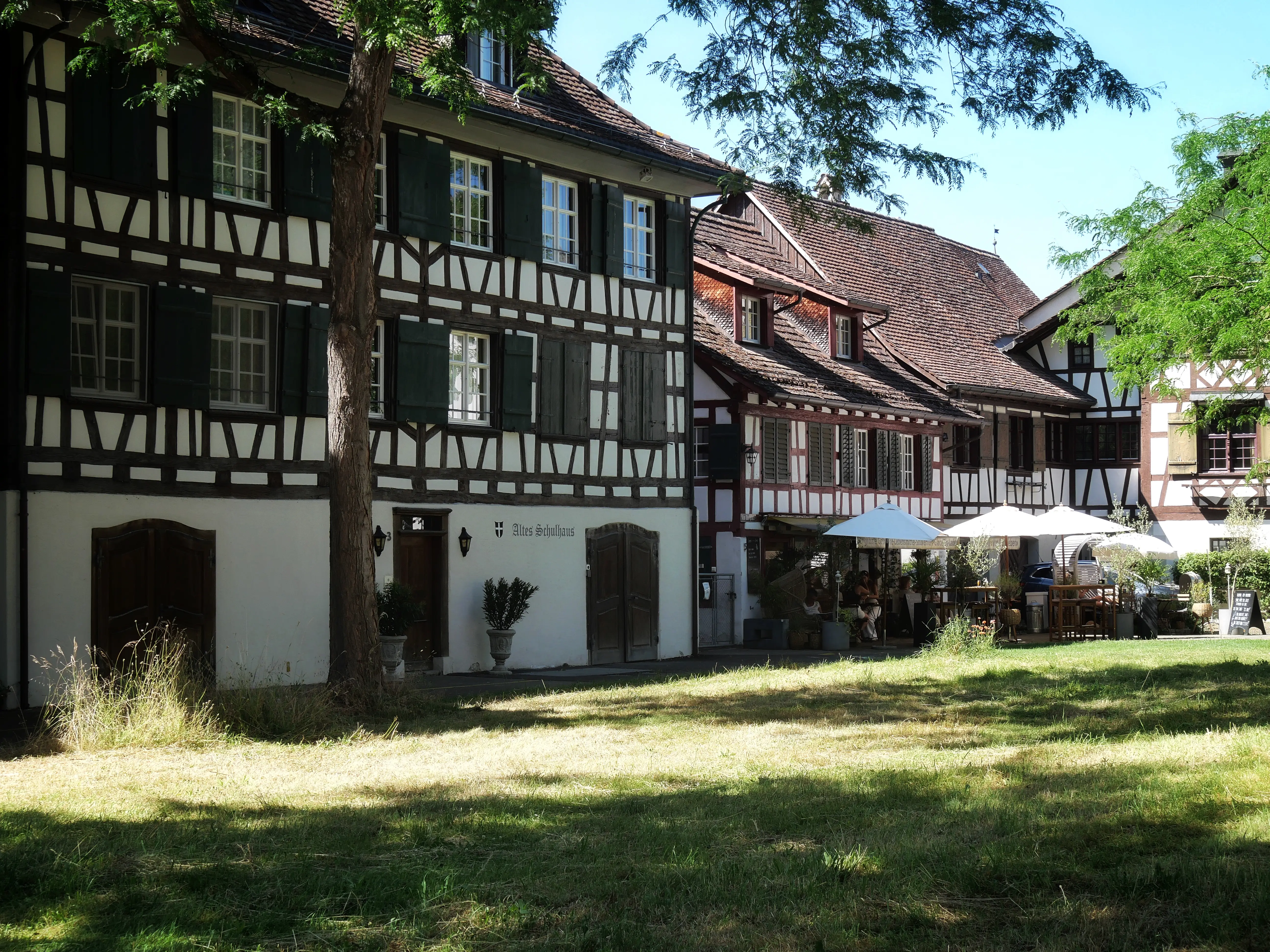 Als Reiseblogger am Bodensee sind wir ganz hin und weg vom Örtchen Gottlieben, das bei einem Bodensee-Urlaub nicht fehlen darf.