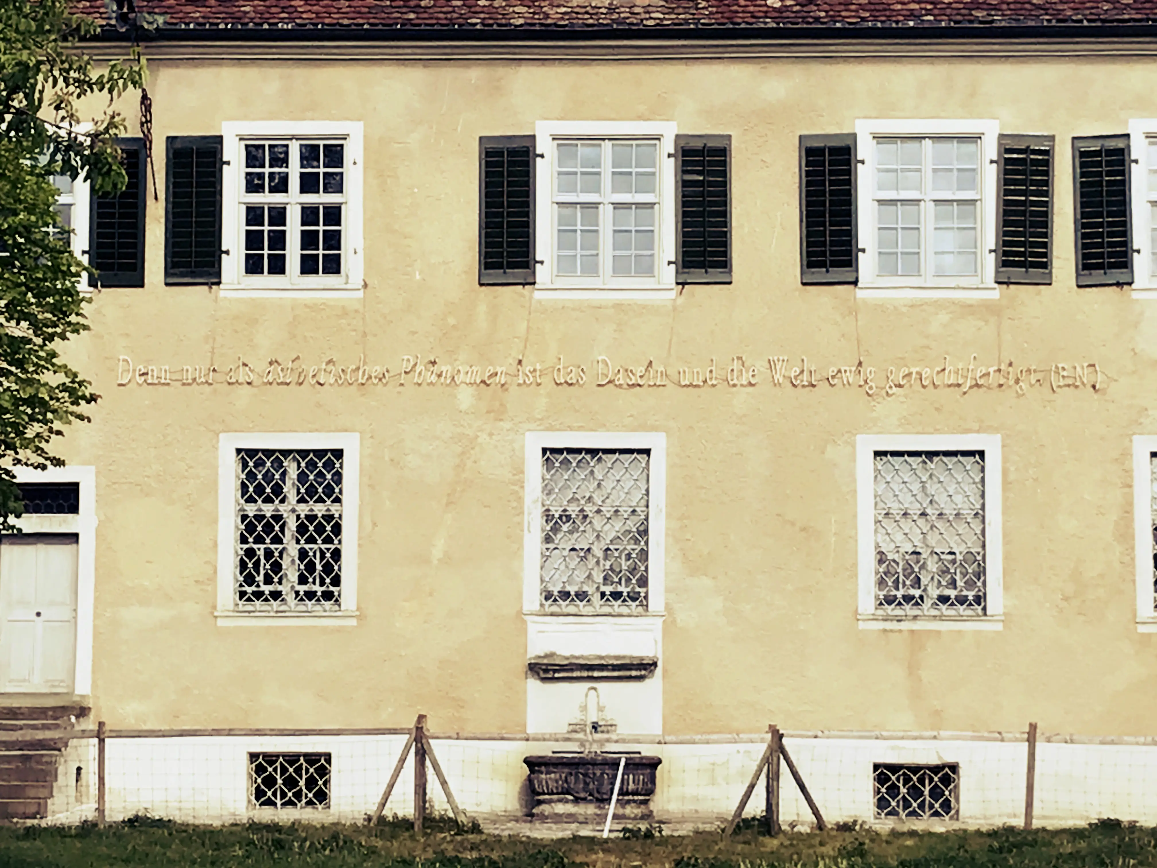 An einem der Gebäude der Kartause lässt sich ein Spruch entdecken, welcher den spirituellen Ort unterstreicht.