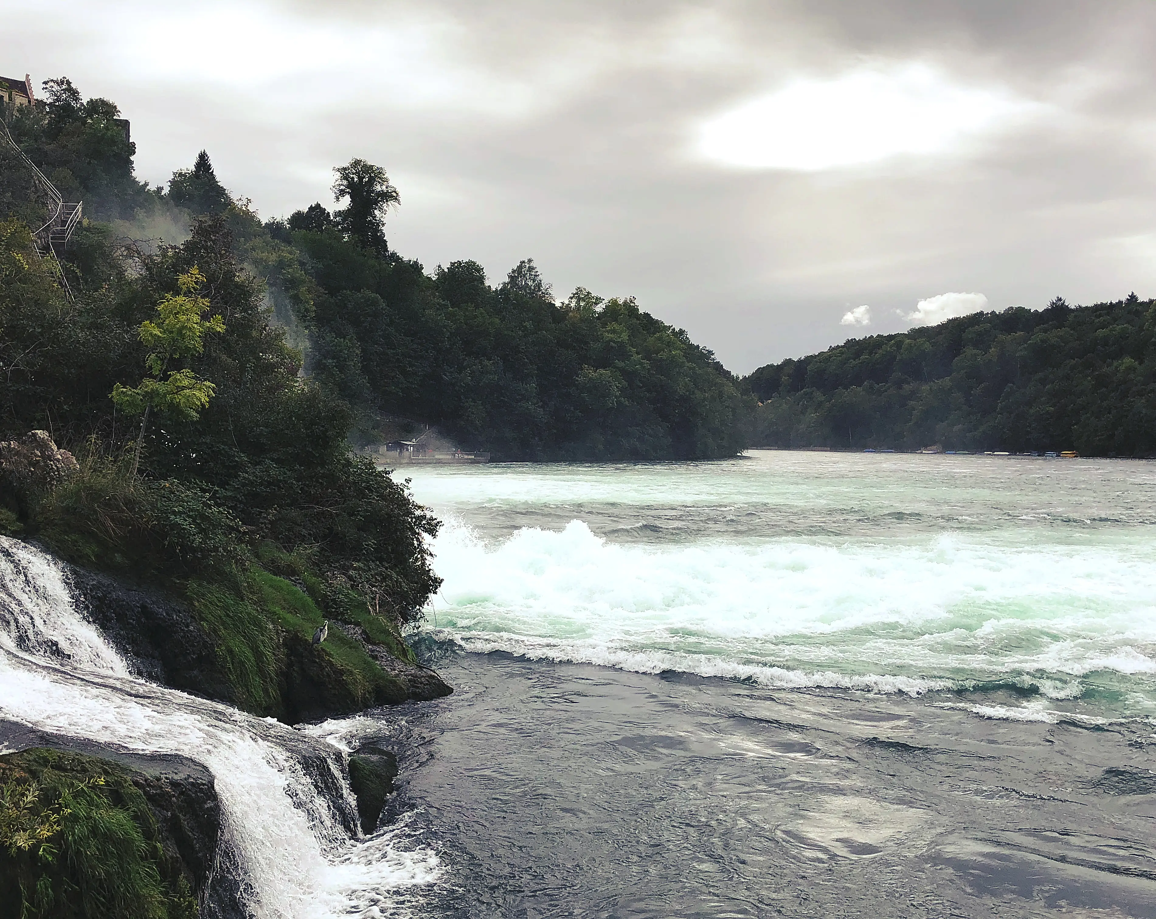 Je nach Blickwinkel und Wetter erhält man auf Fotos eine ganz eigene Stimmung, die den Rheinfall bei Schaffhausen umgibt.