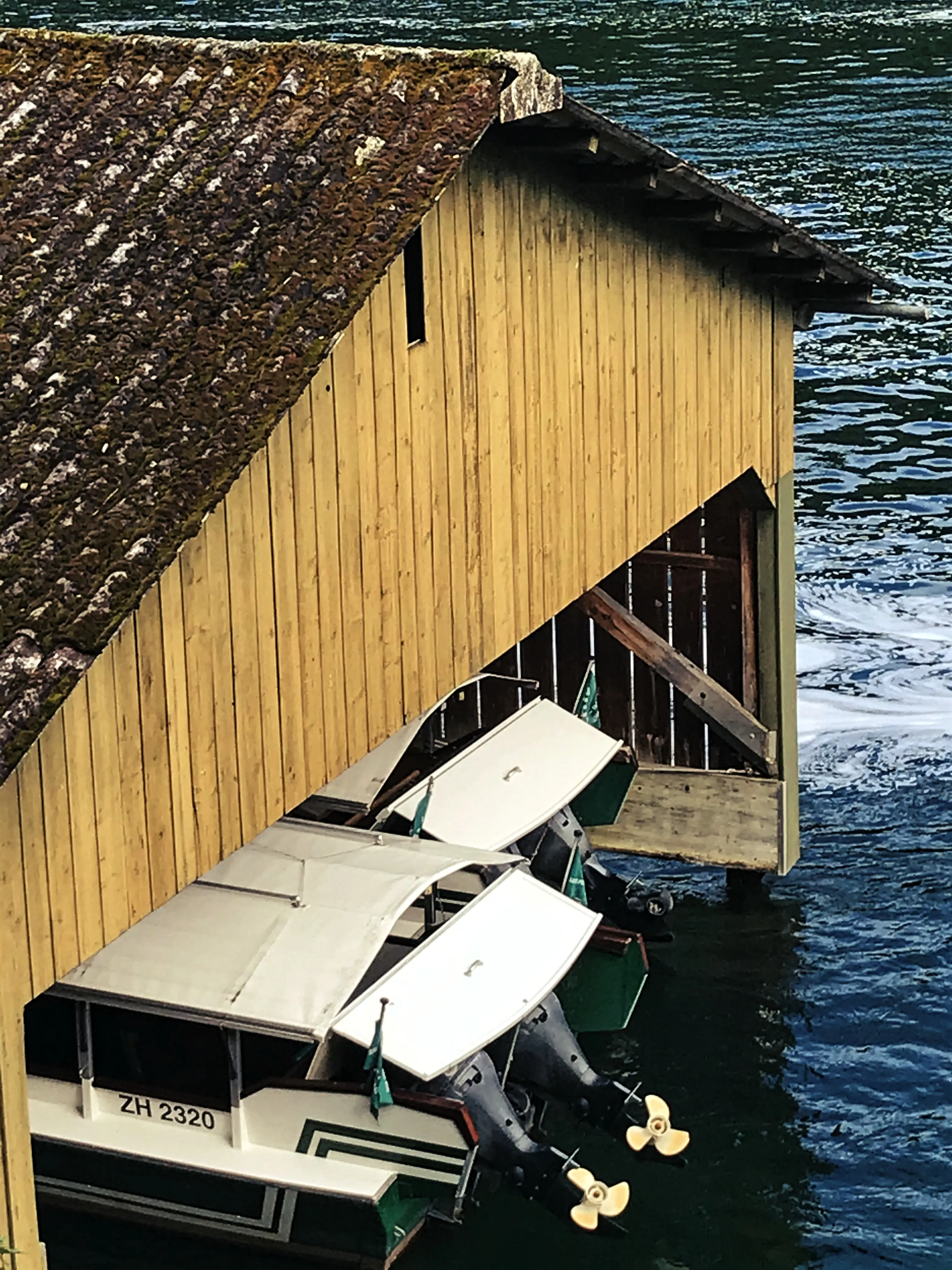 Immer wieder sind auf dem Rhein kleinere Holzunterstände für Boote zu entdecken.