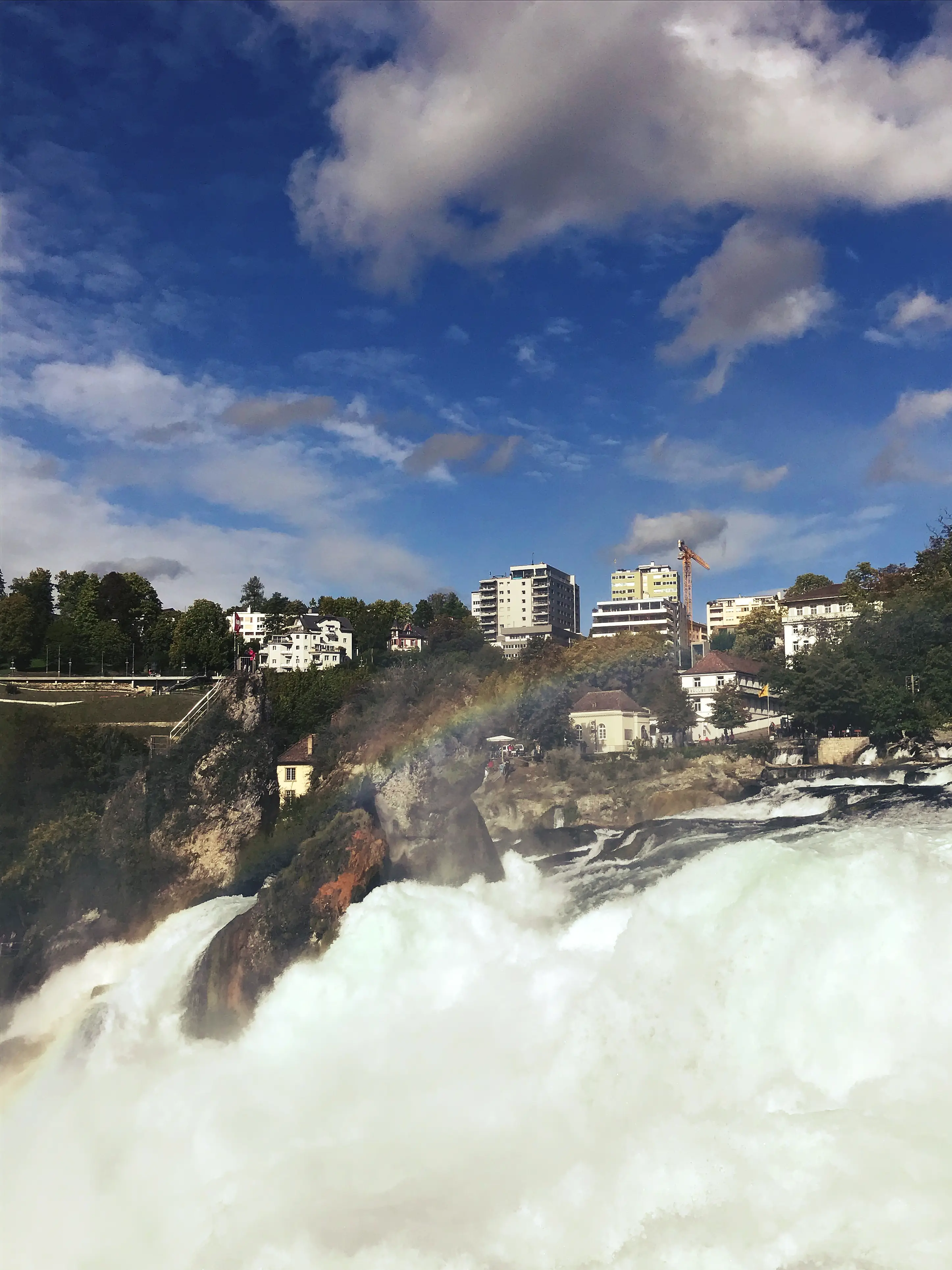 Durch die Sonneneinstrahlung, entstehen bei guten Wetter am Rheinfall ganz oft kleine Regenbögen.
