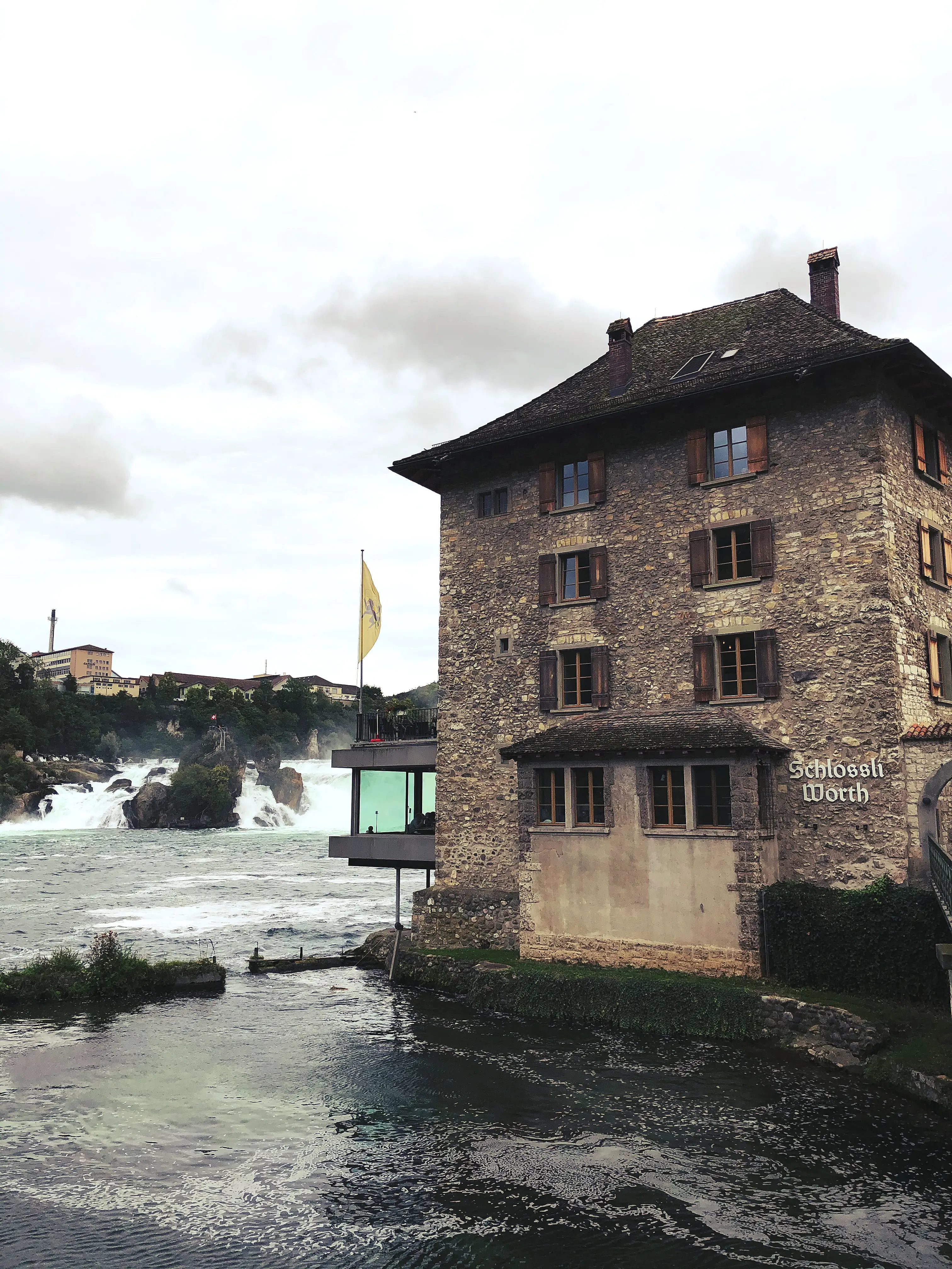 Das Schlössli Wörth liegt mit seinem Restaurant direkt am Rheinfall bei Schaffhausen.