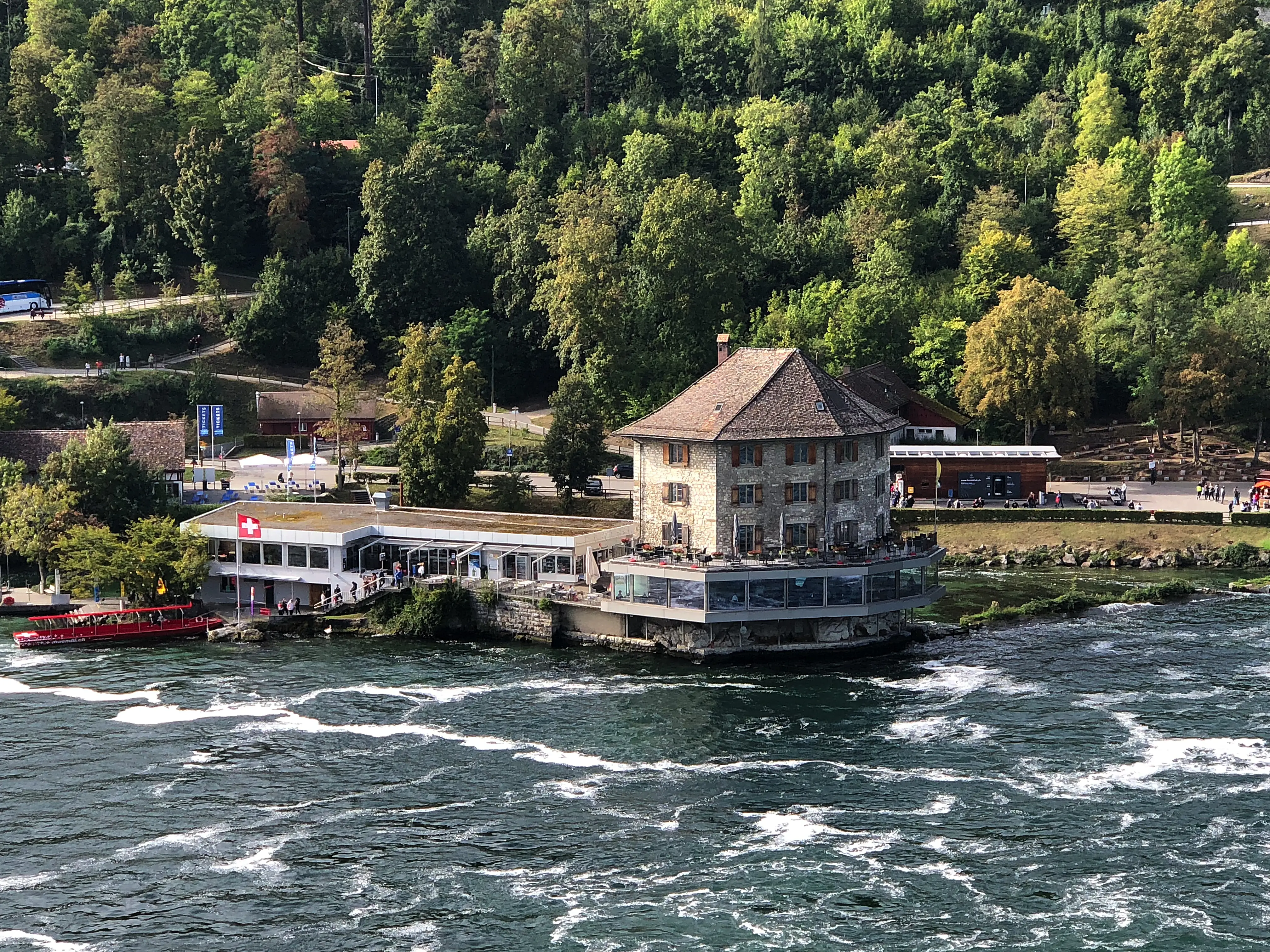 Weiter oben angekommen, sieht man vom Rheinfall aus auf die Terrasse und das Restaurant des Schlössli Wörth.