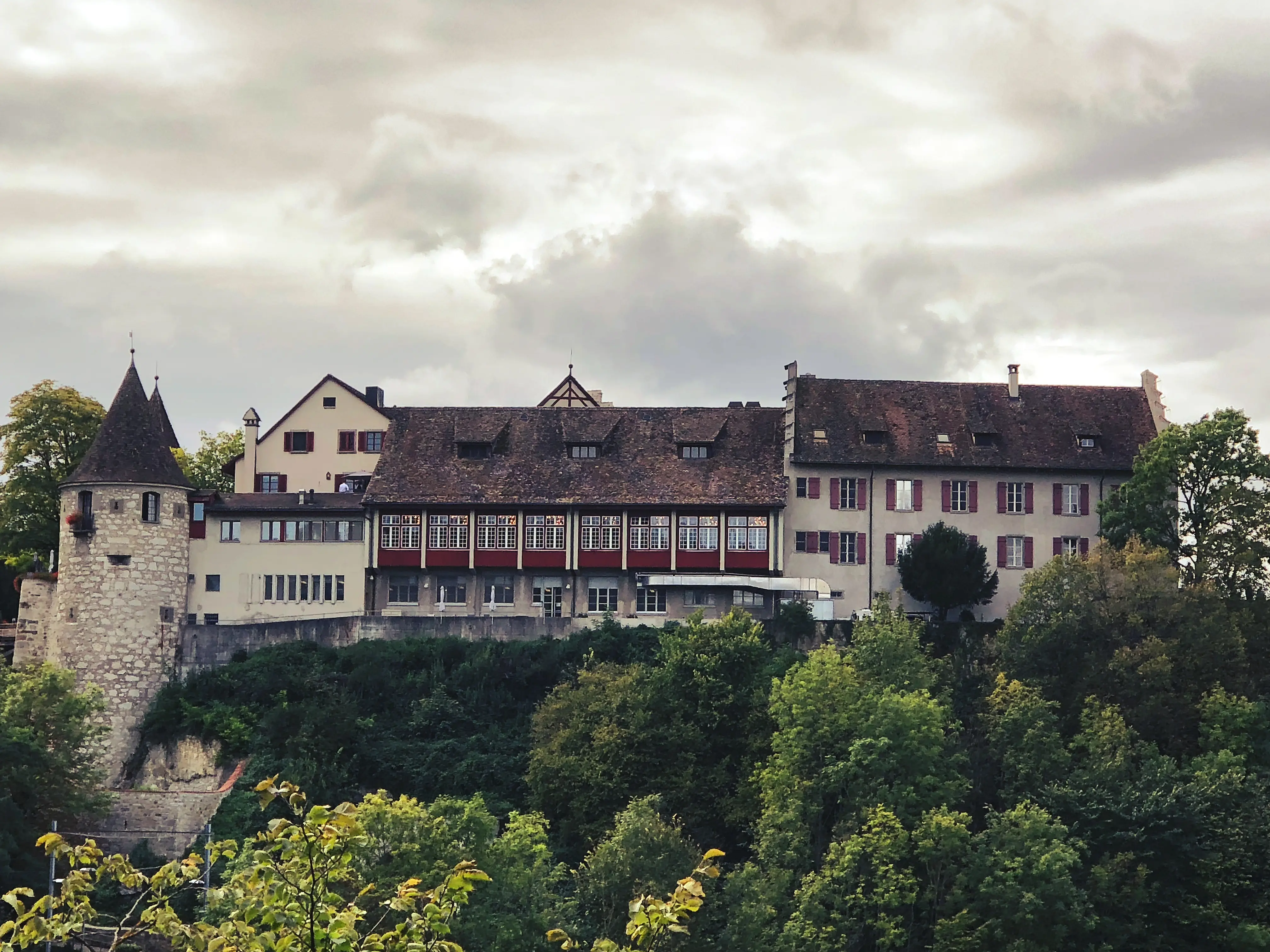 Das Schloss Laufen thront über den Rheinfall bei Schaffhausen.