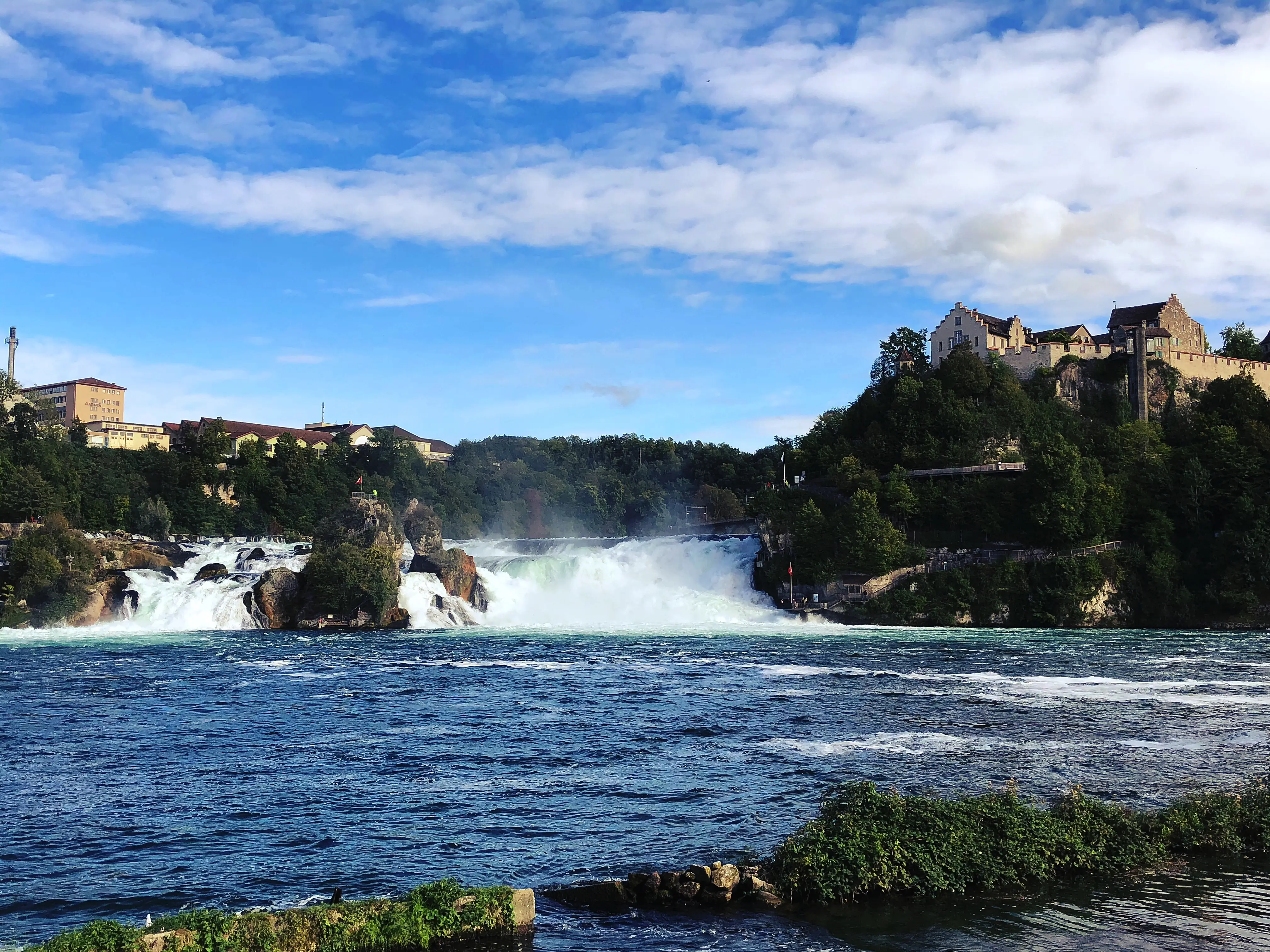 Gleich auf den ersten Metern kann man den Rheinfall bei Schaffhausen in voller Breite sehen.