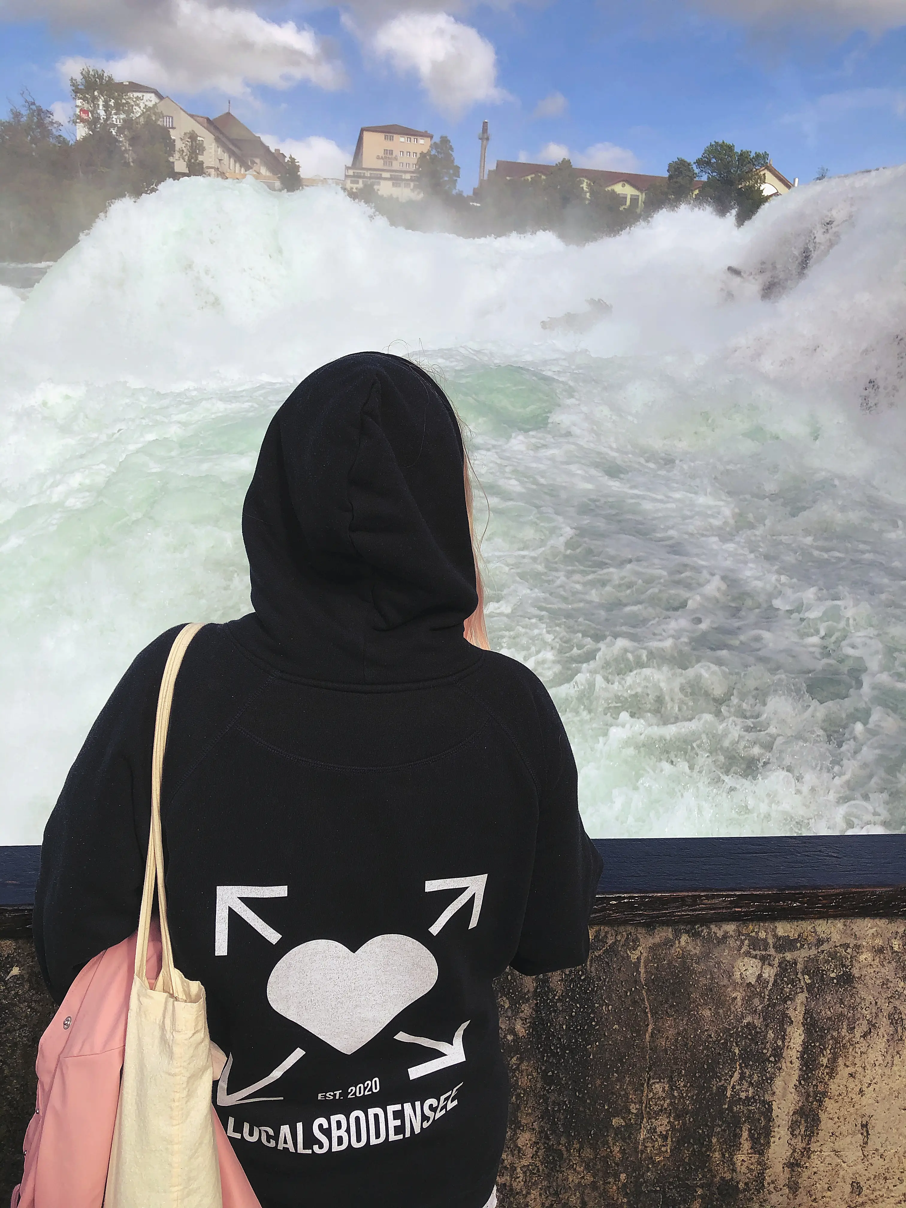 Auf der Aussichtsplattform steht man nur wenige Meter vom Rheinfall entfernt.