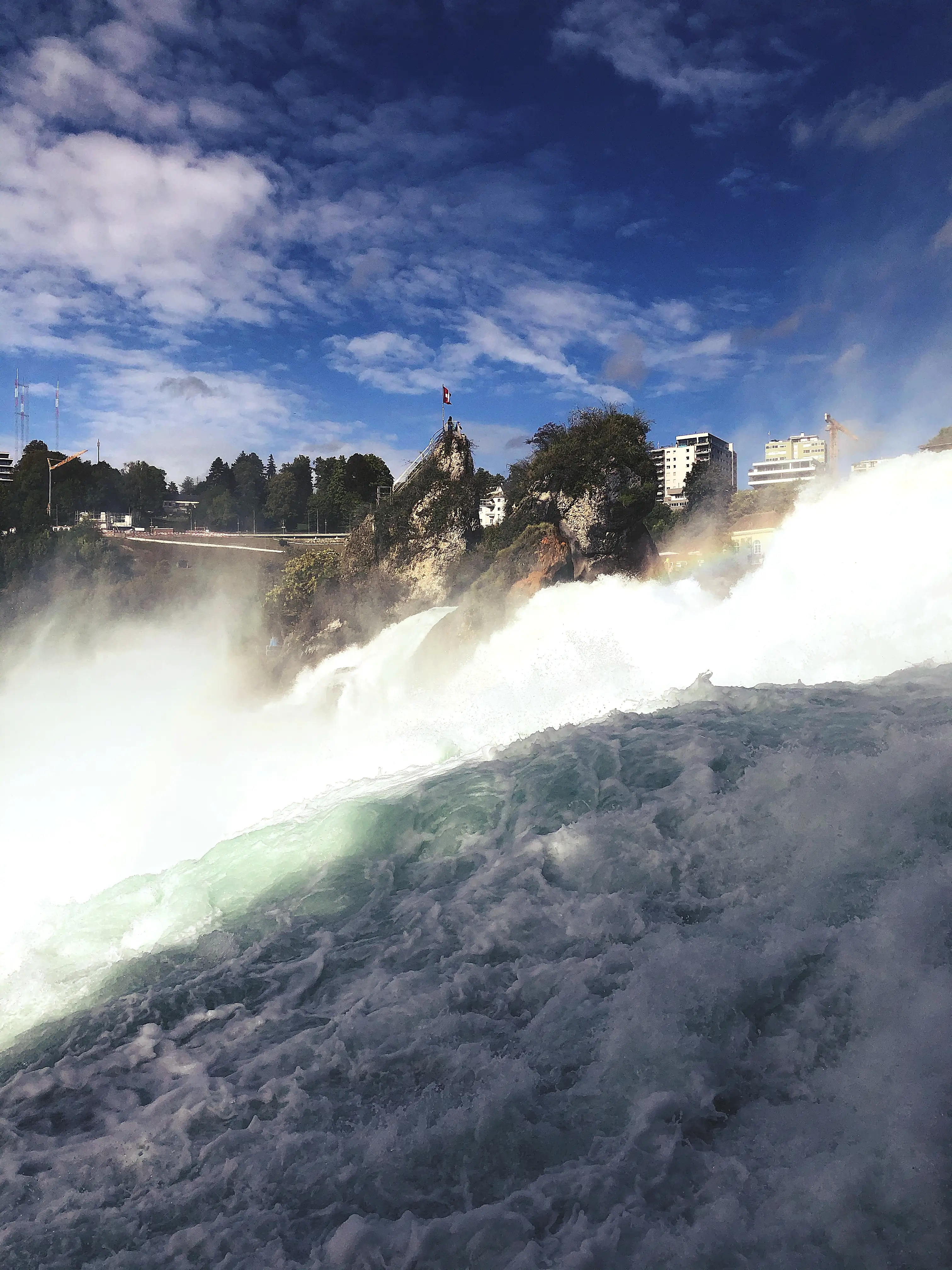Geht man den Weg vom Schloss Laufen hinunter kommt man direkt an der Kante des Rheinfalls raus.