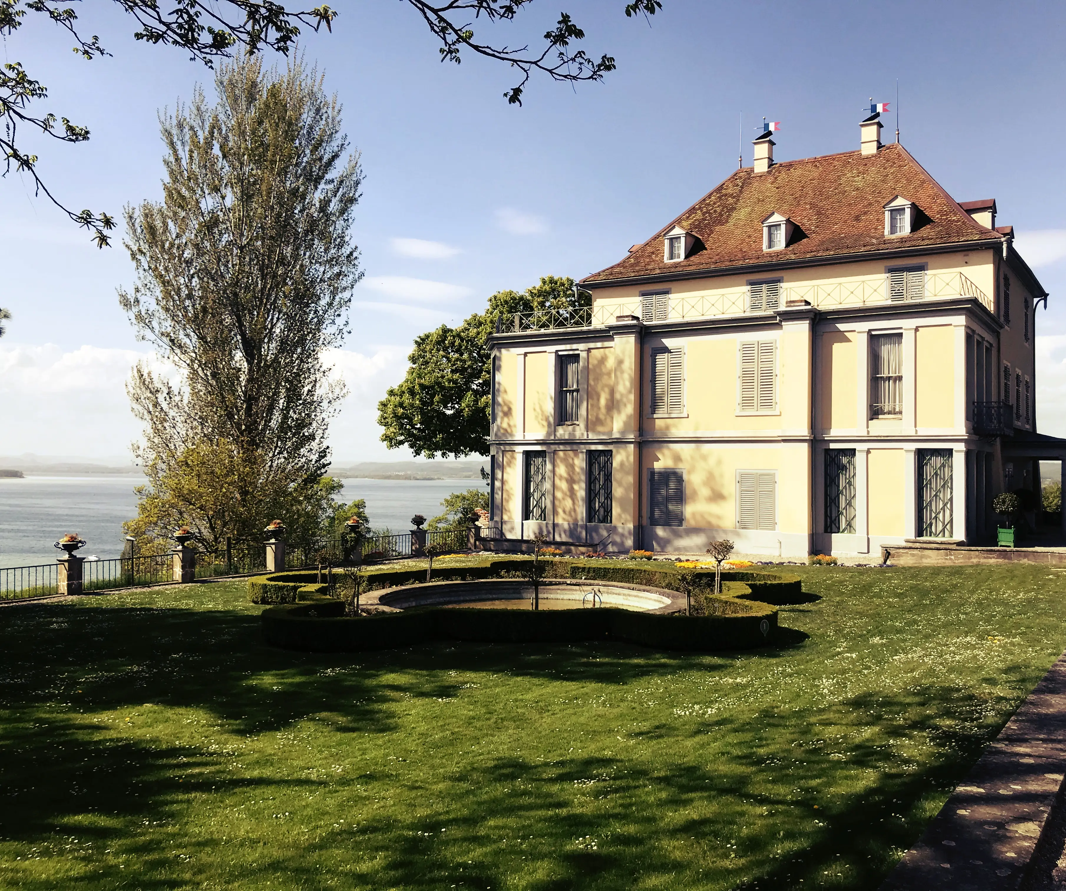 Die Anlage Arenenberg besteht aus mehreren Gebäuden. Das Schloss Arenenberg ist sicherlich das bekannteste und war schon in der Schwarzwaldklinik zu sehen.
