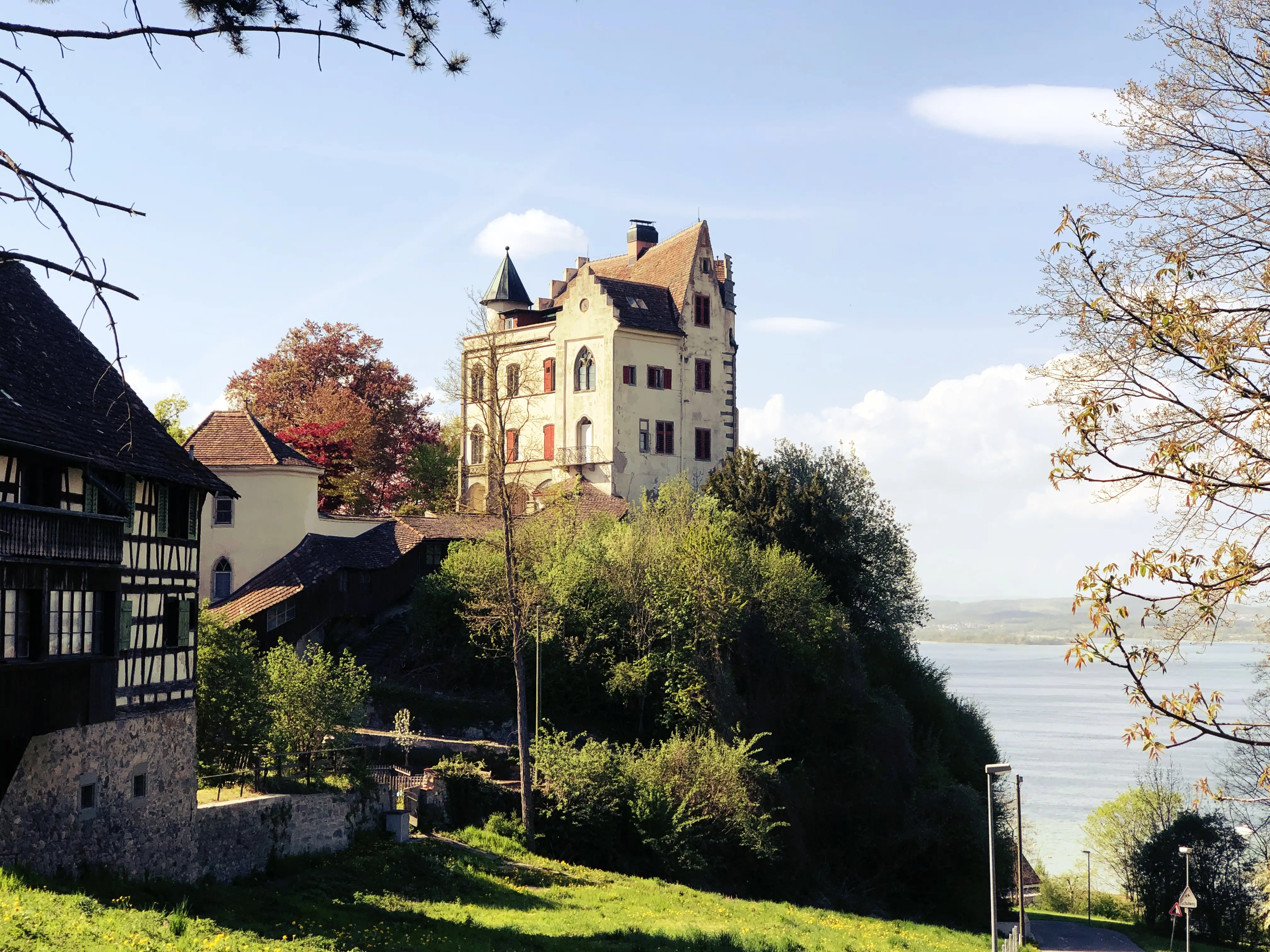 Auf einem Felsvorsprung errichtet, steht das Schloss Salenstein, nicht weit entfernt vom Schloss Arenenberg.