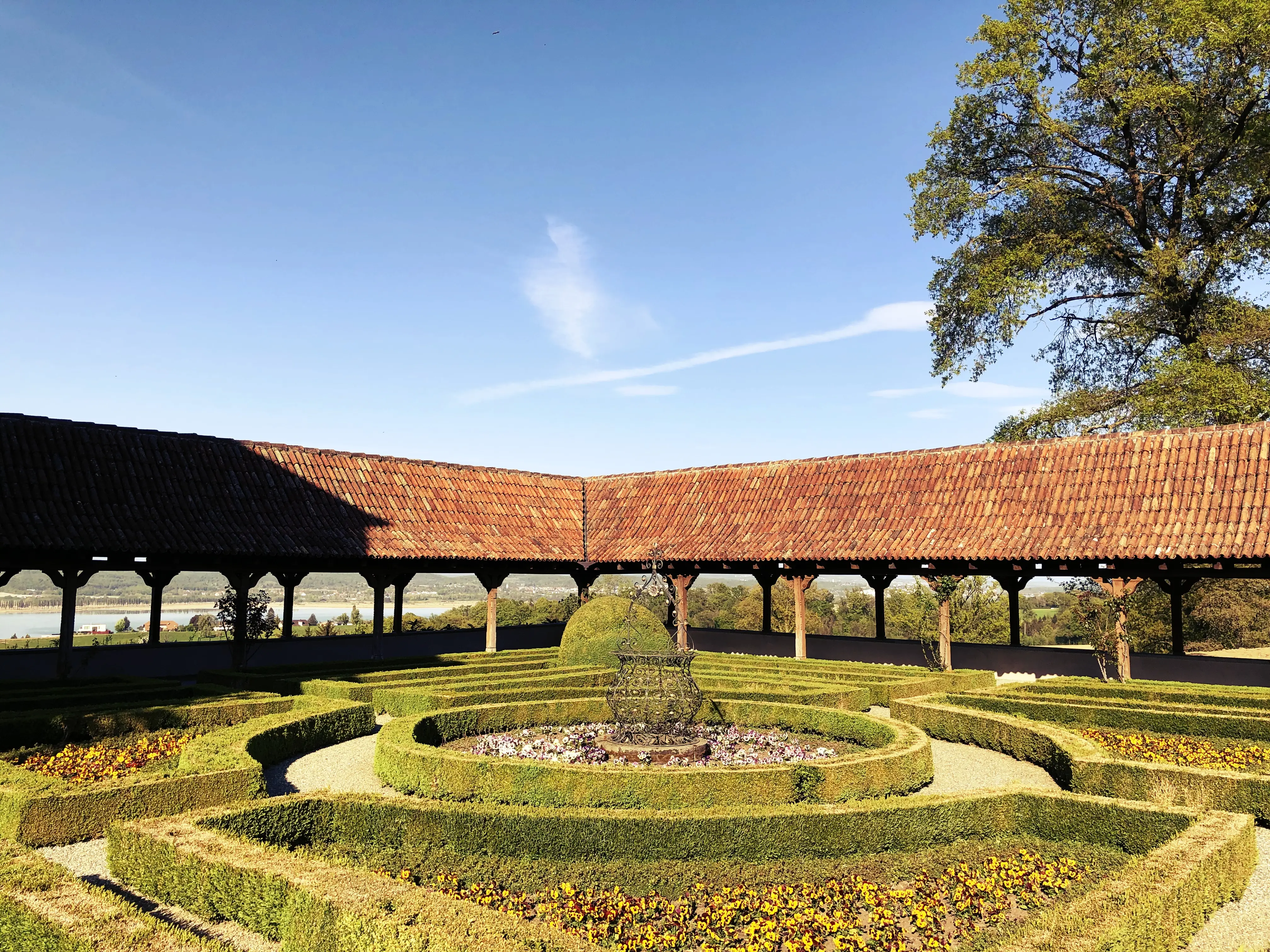 Die Gartenanlagen des Schloss Wolfsberg sind sehr gepflegt und wunderschön angelegt.
