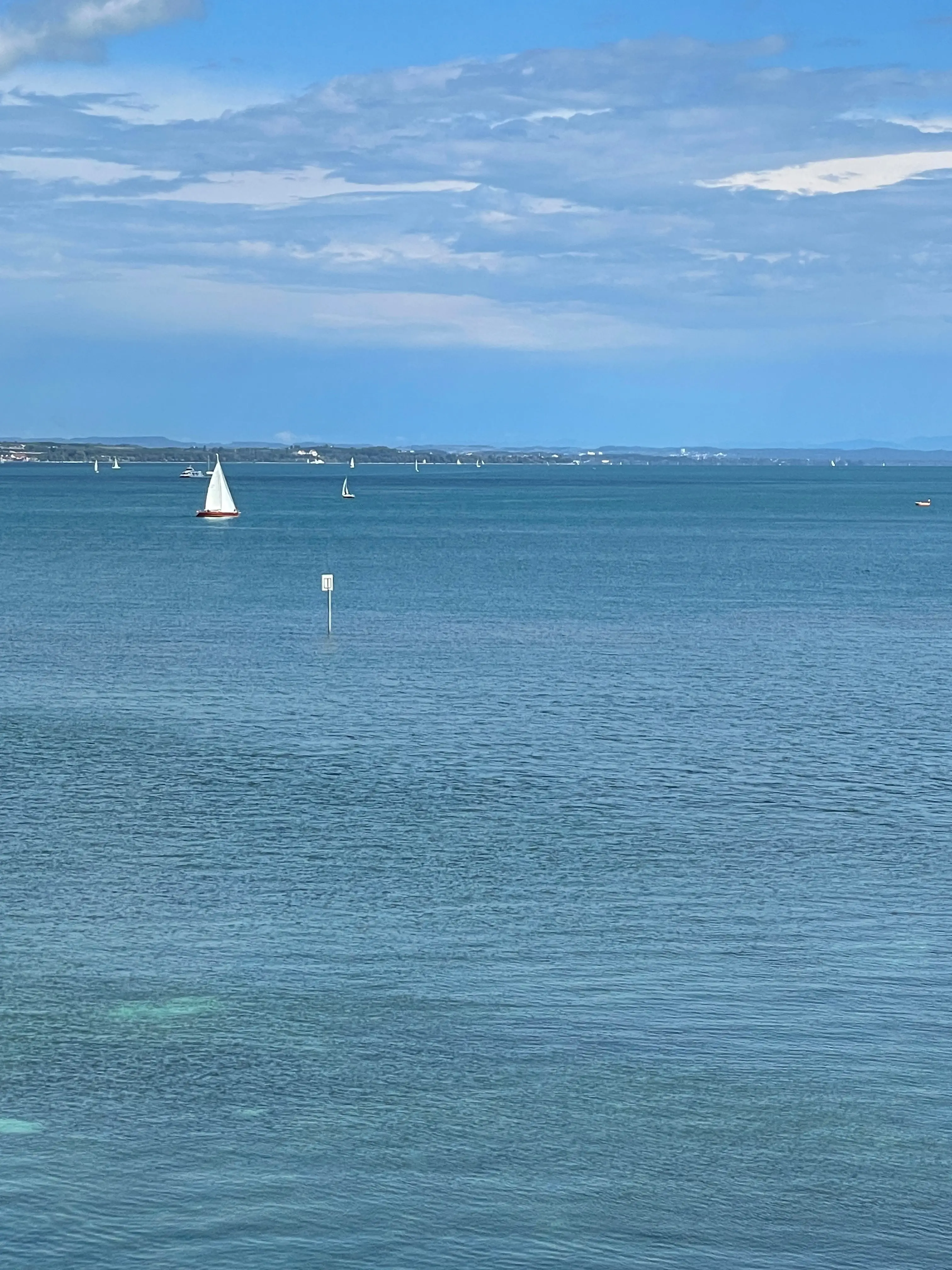 Der Panoramablick auf den Bodensee bietet sich vom Aussichtsturm im Seeburgpark Kreuzlingen.