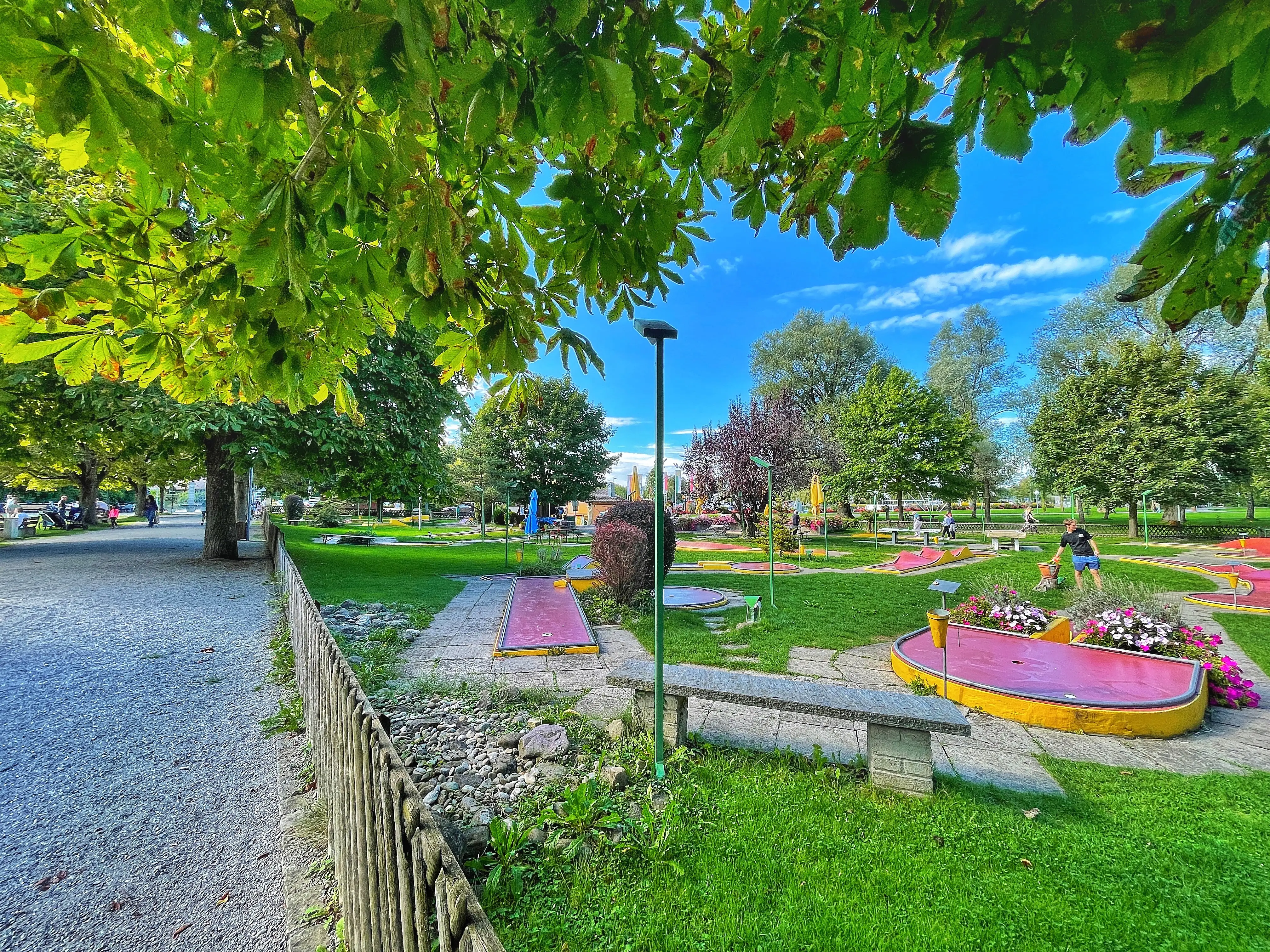 Neben einem Aussichtsturm, dem Tierpark und dem Apothekergarten gibt es auch eine Minigolfanlage im Kreuzlinger Seeburgpark.