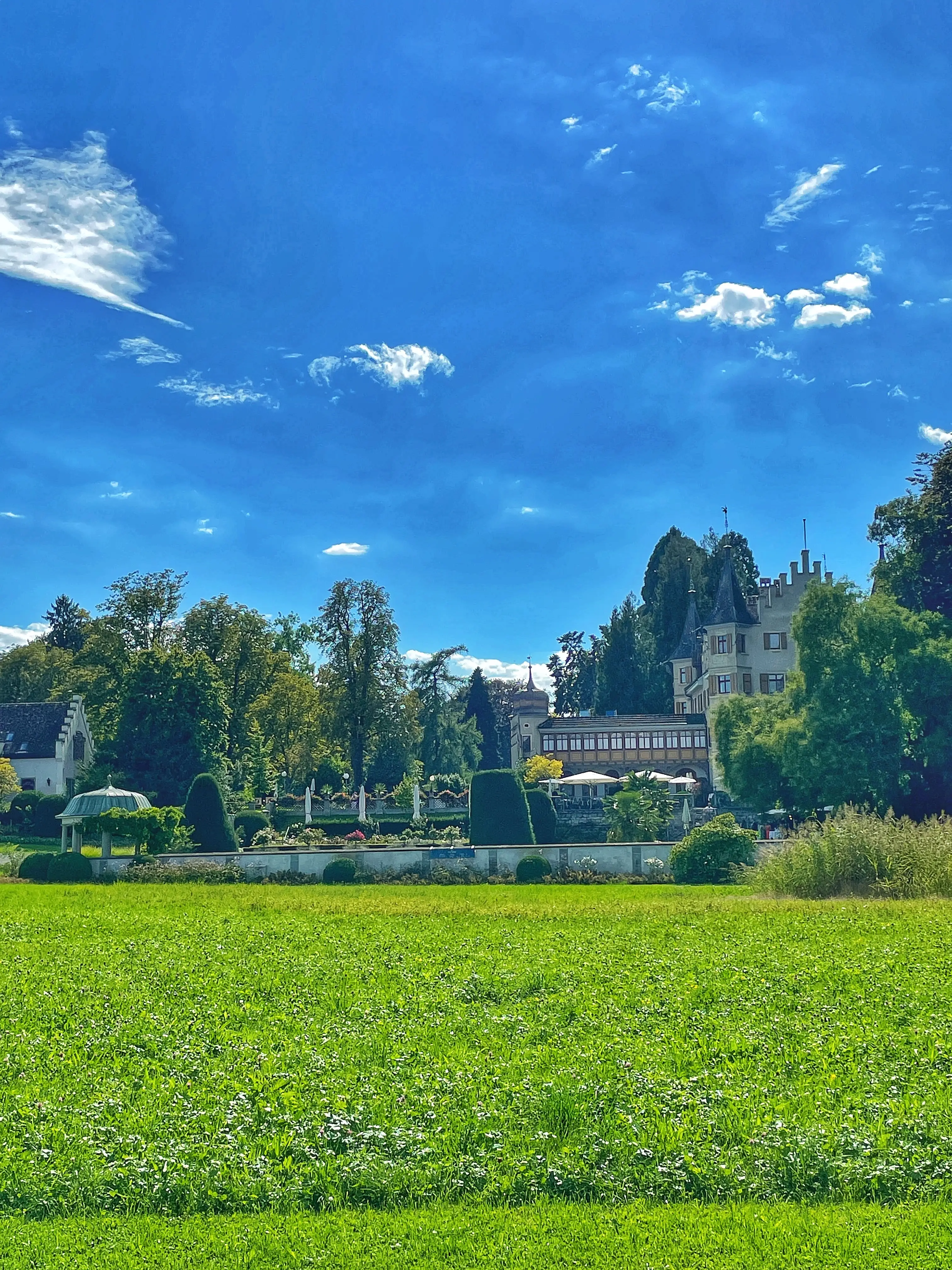 Ausgiebige Spaziergänge sind im Seeburgpark genauso möglich wie gemütliches Verweilen mit Blick auf den Bodensee.