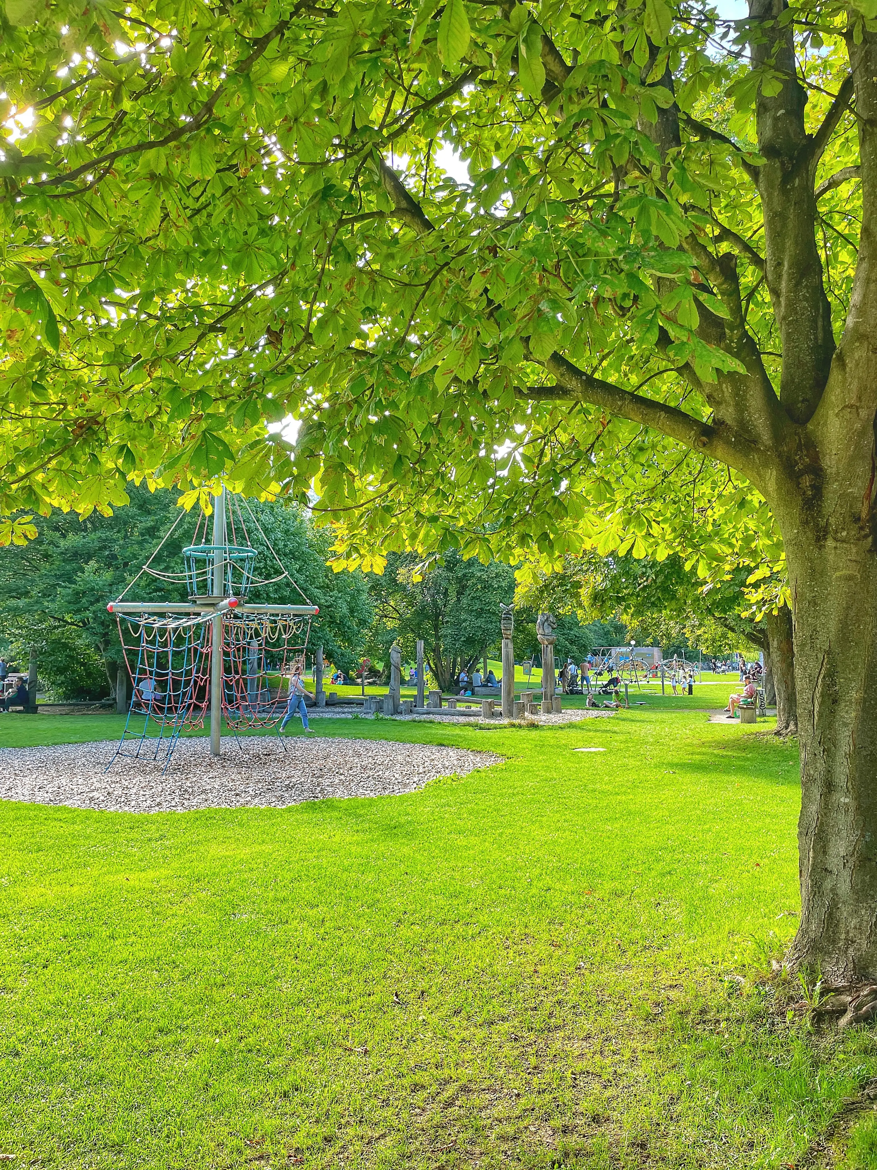 Der große Abenteuerspielplatz im Kreuzlingen Seeburgpark ist mit Kindern ein super Ausflugsziel für einen Tagesausflug an den Bodensee.