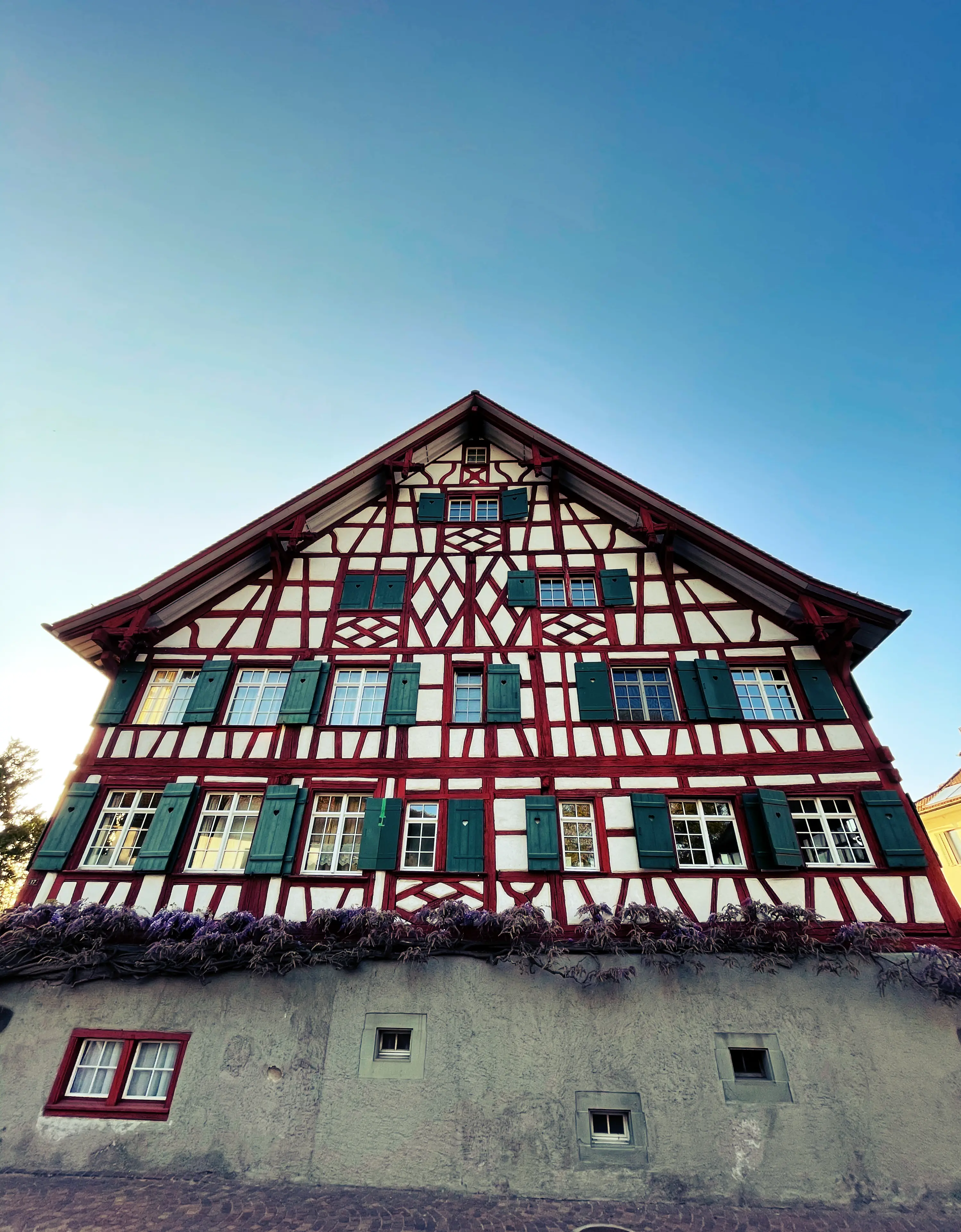 Am Ende des Fabelwegs kommen die Localsbodensee an einem wunderschönen Fachwerkhaus in Steckborn vorbei.