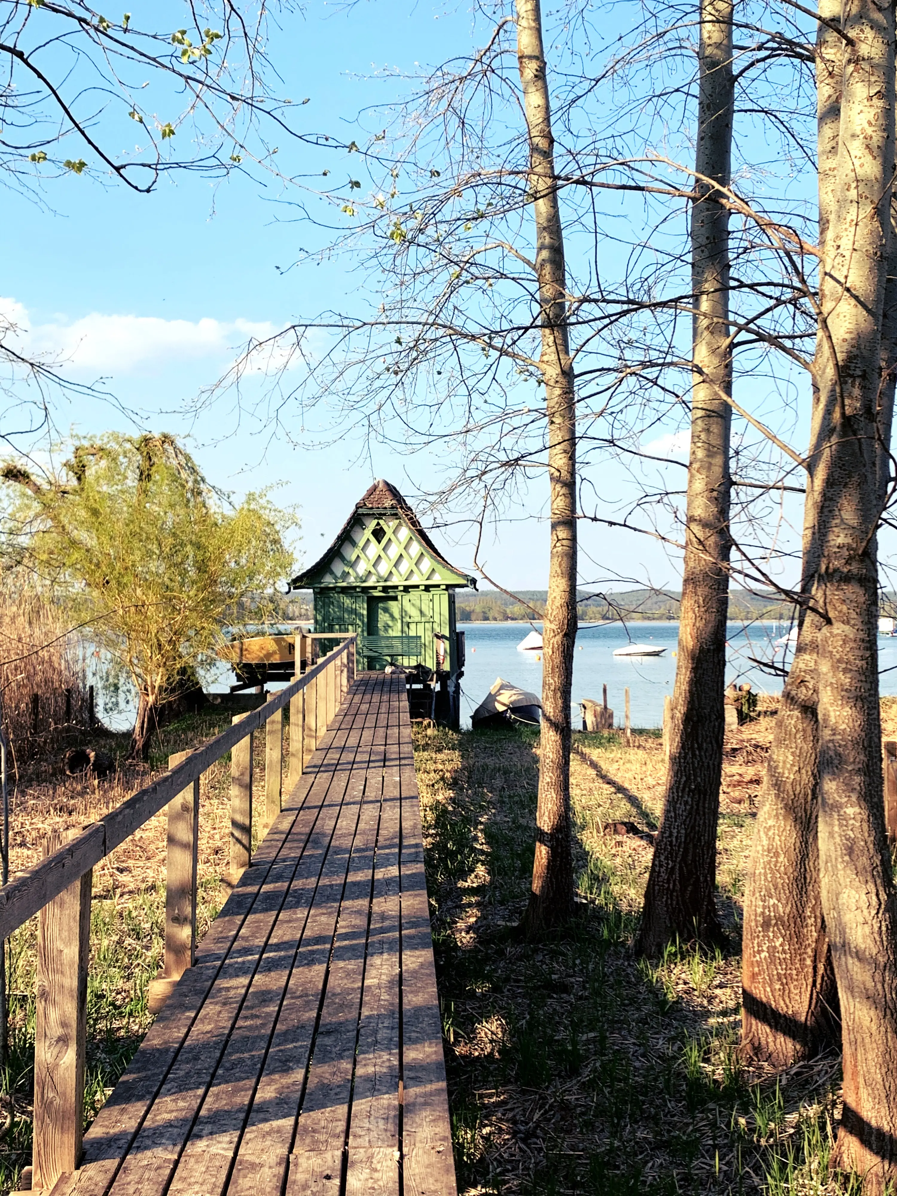 Ein kleines Fischerhaus mit Steg kann man zwischen Ermatingen und Steckborn direkt am Bodensee entdecken.