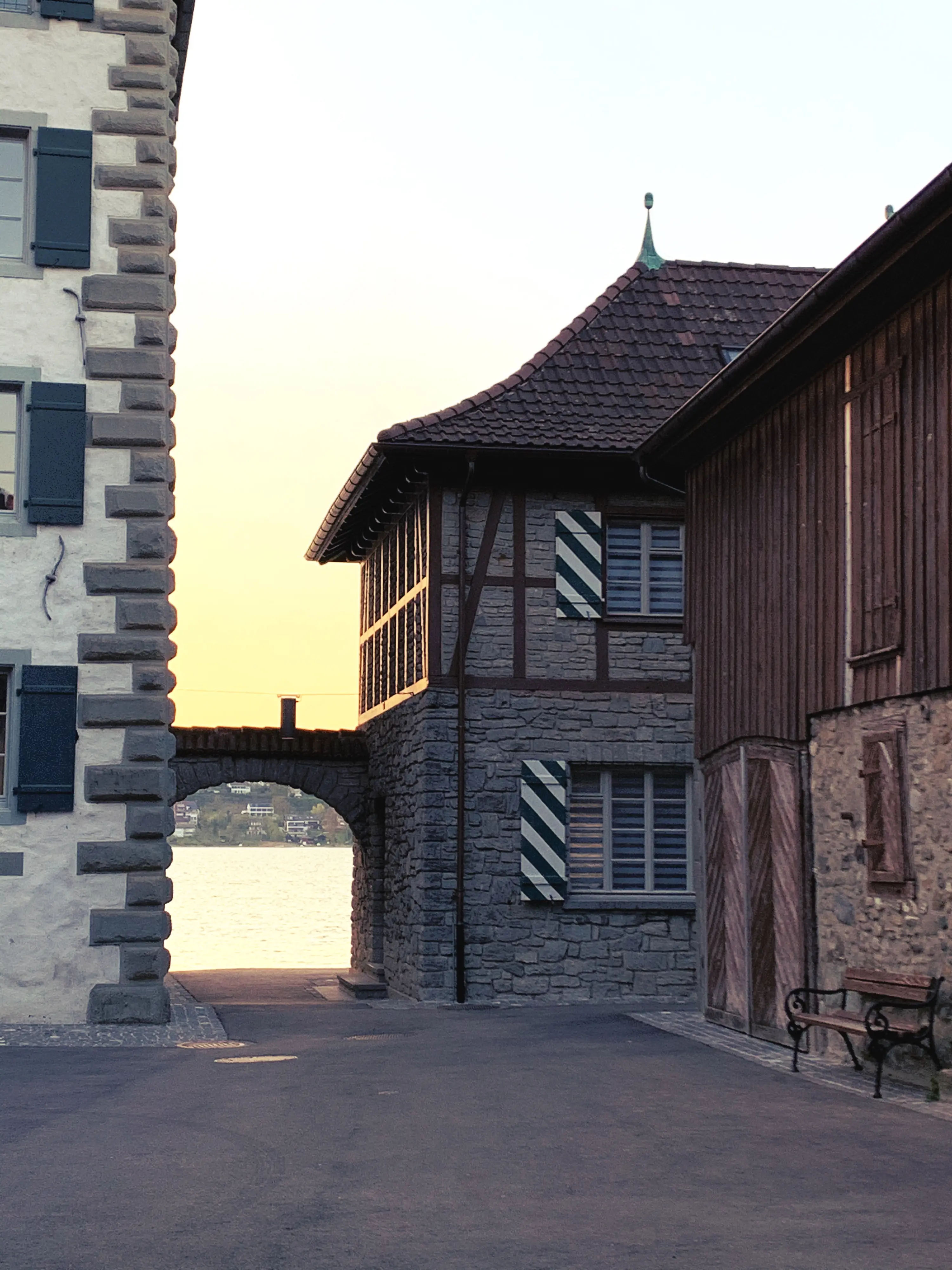 Die Localsbodensee kommen am Abend wieder in Steckborn an, wo der Spaziergang über den Thurgauer Fabelweg begonnen hat.